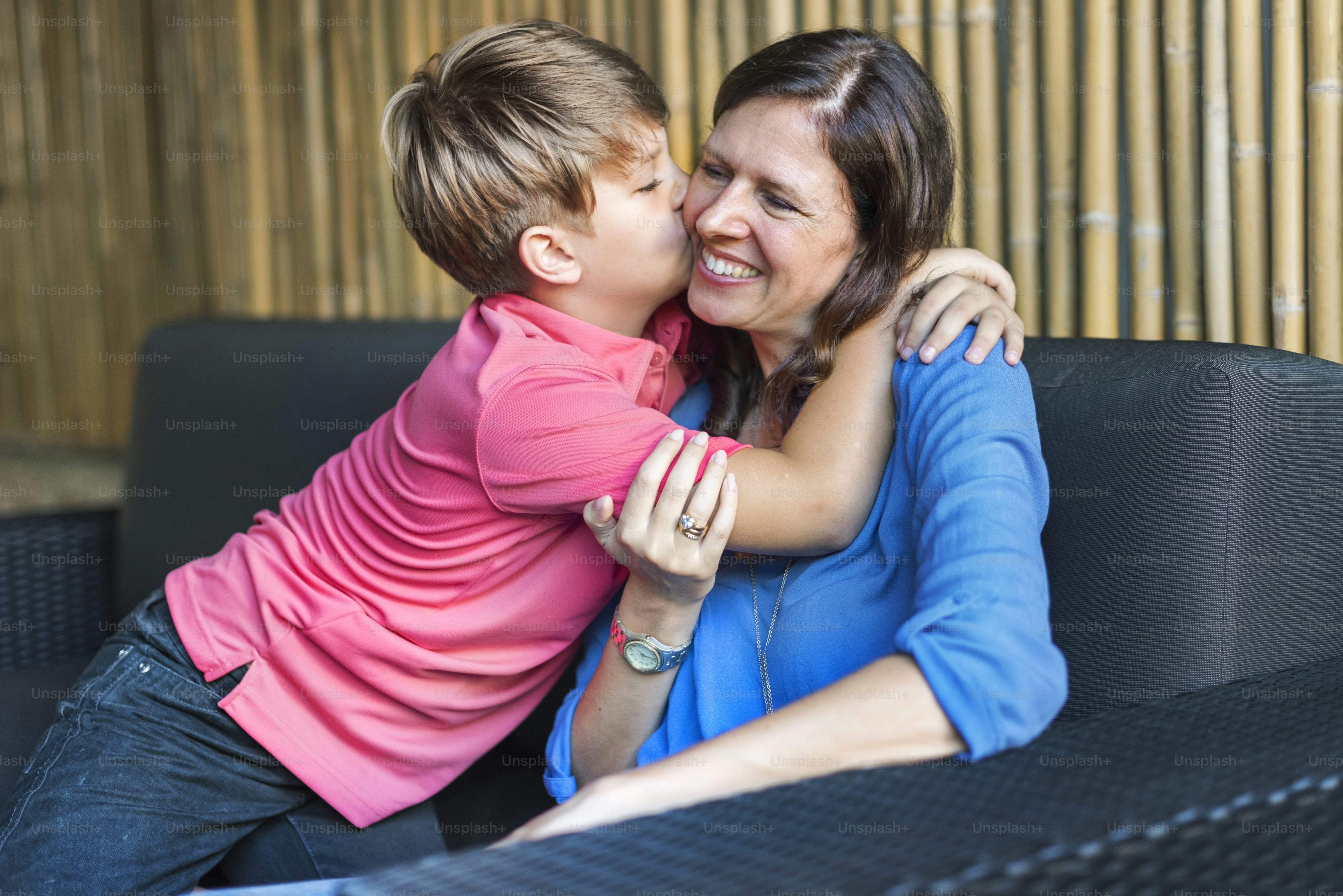 Idea de un hijo besando a su madre abrazando a la familia foto – Imagen ...