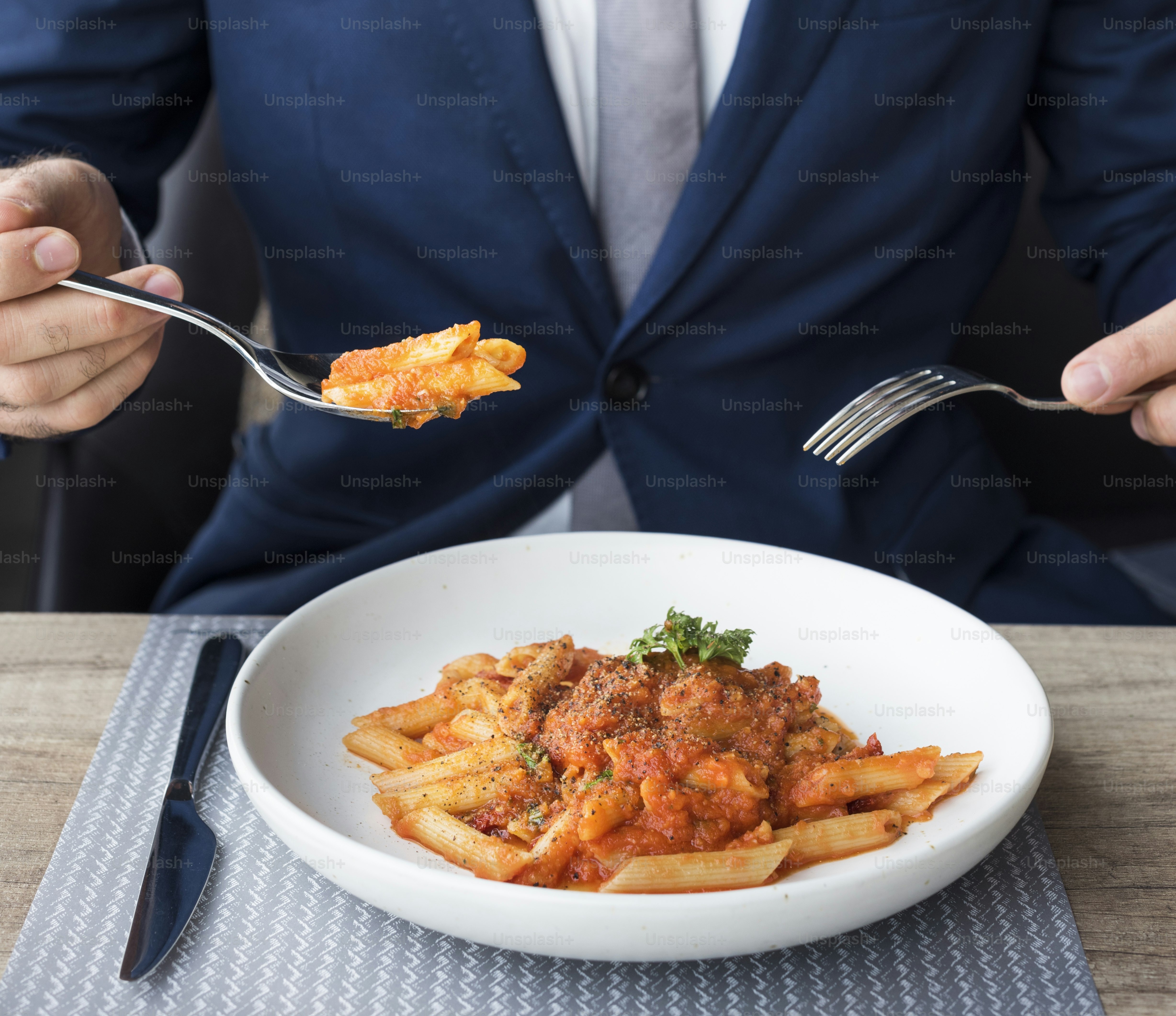 Concepto de comedor en interiores para personas de negocios