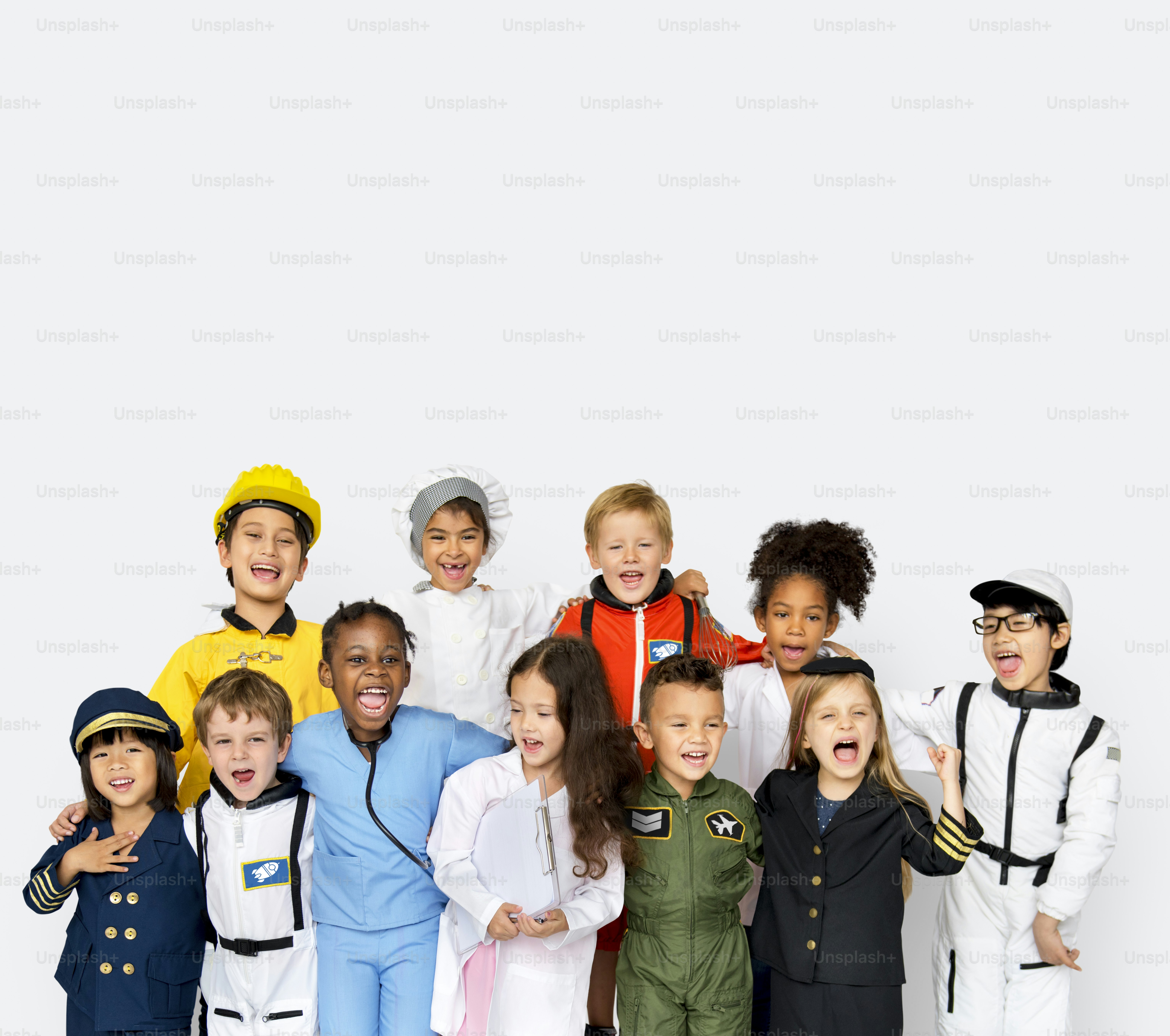 Glücksgruppe aus niedlichen und niedlichen Kindern mit Traumjob