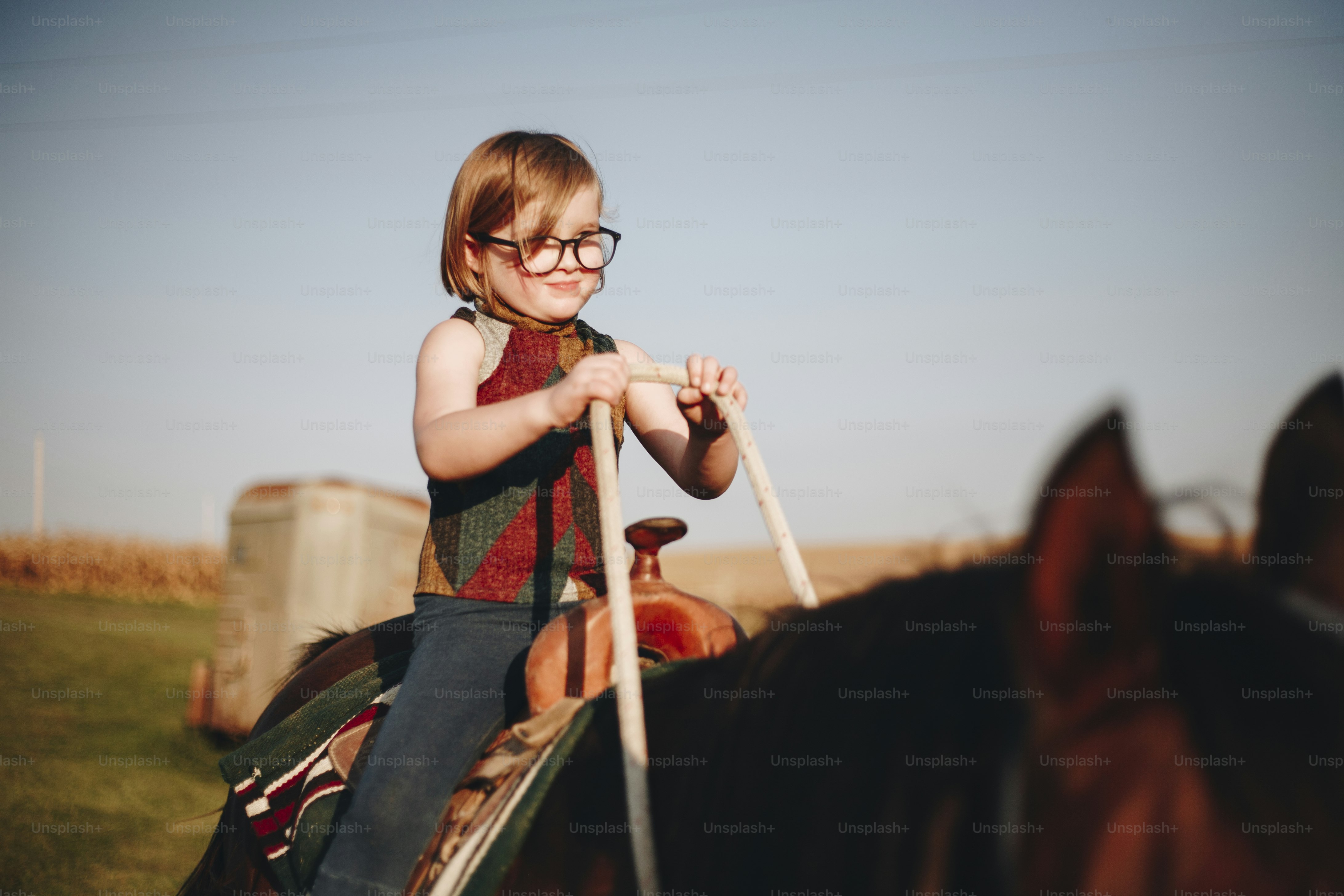 Una joven está disfrutando de una monta a caballo
