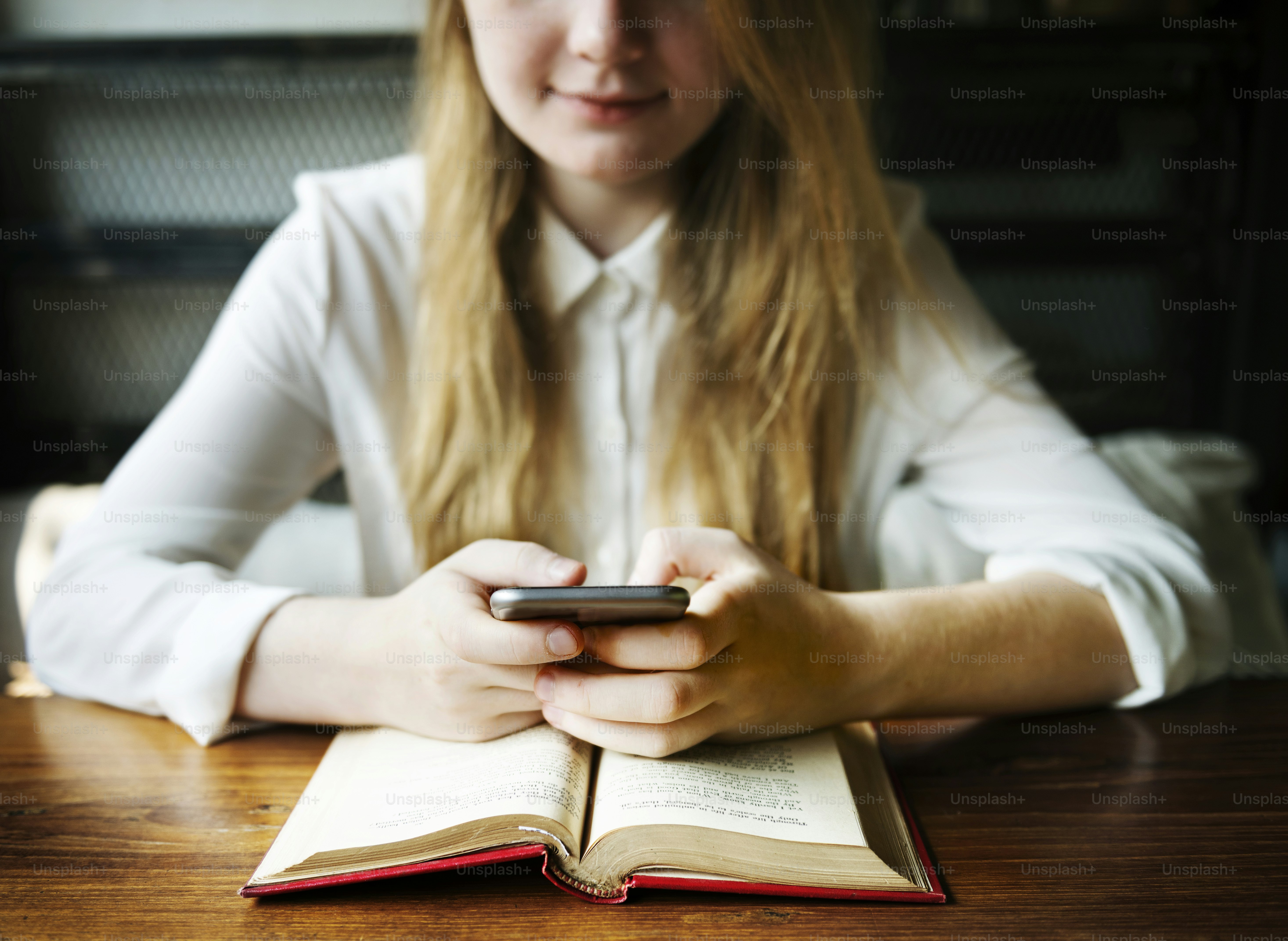 Jovem mulher caucasiana em um café