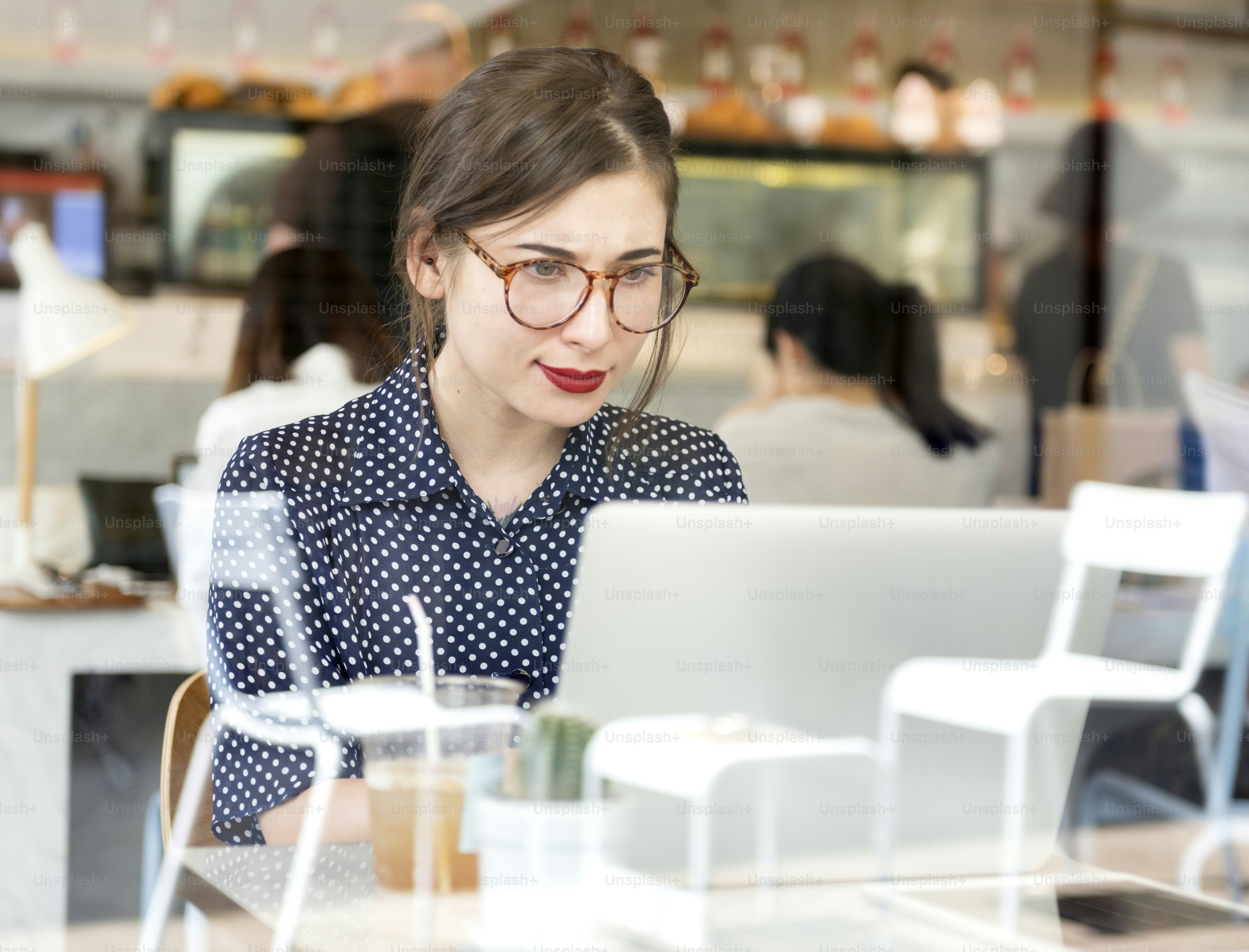 Jovem asiática fotografa