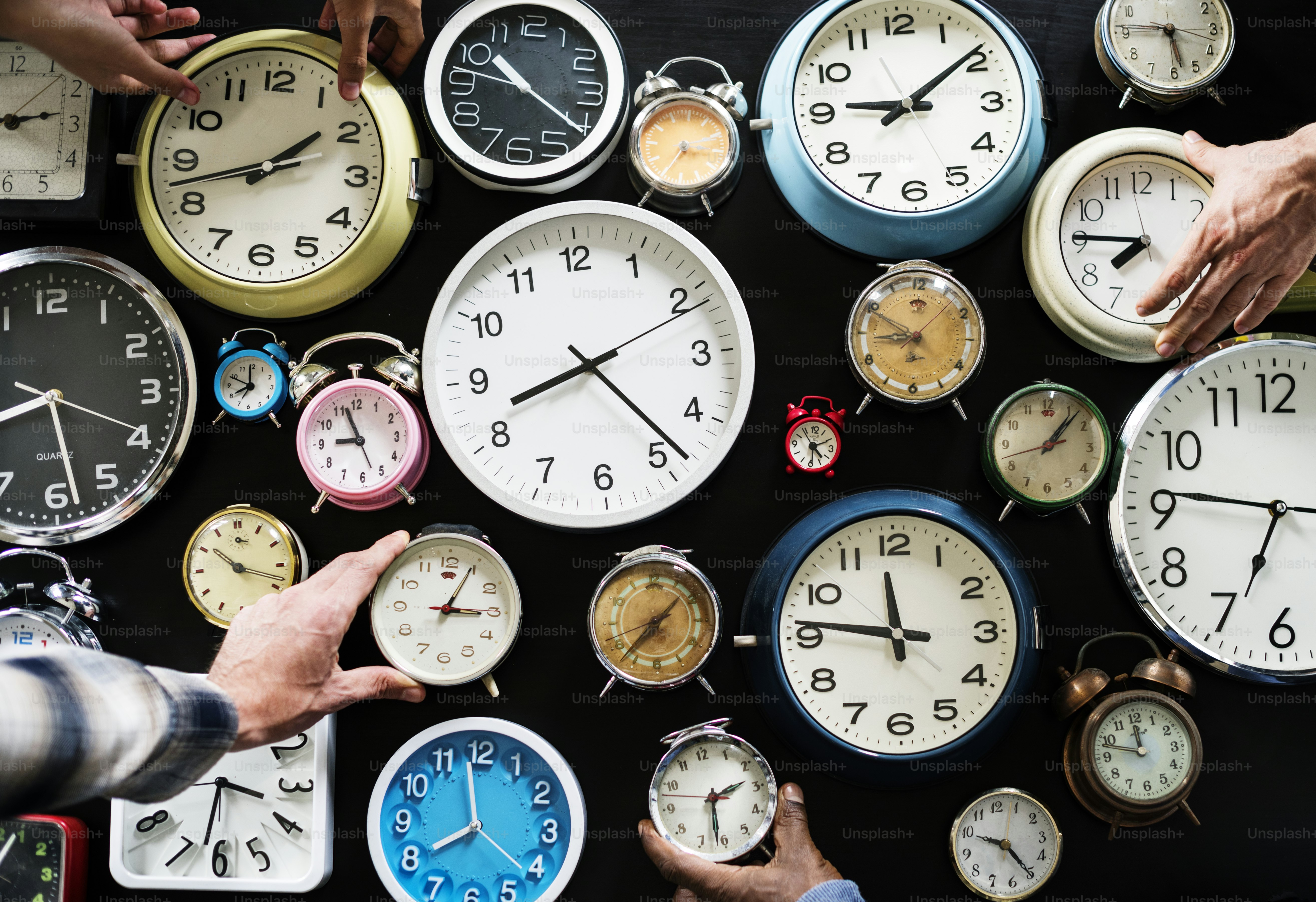 Primo piano delle lancette che tengono orologi