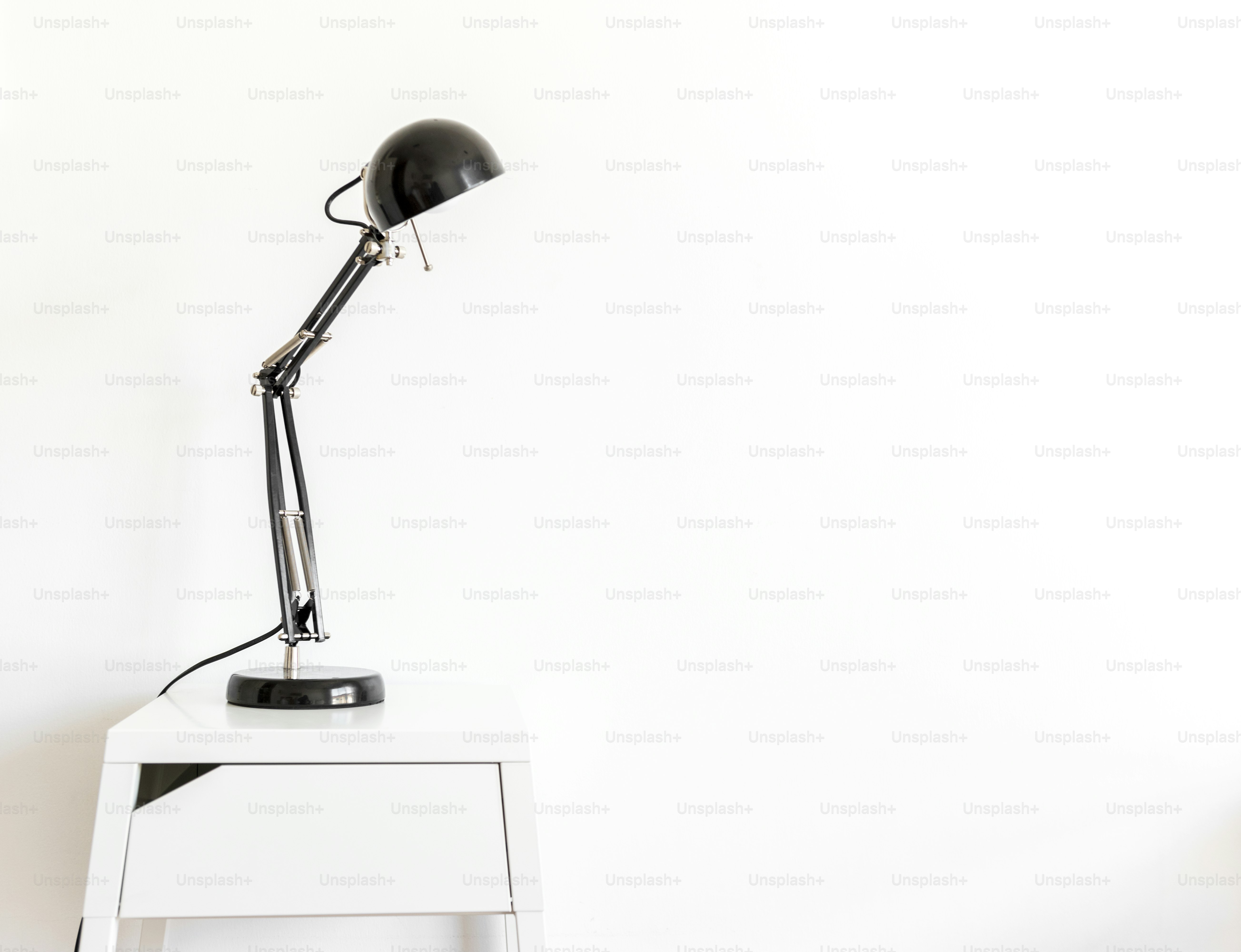 램프 현대식 장식이 흰색 벽에 있습니다