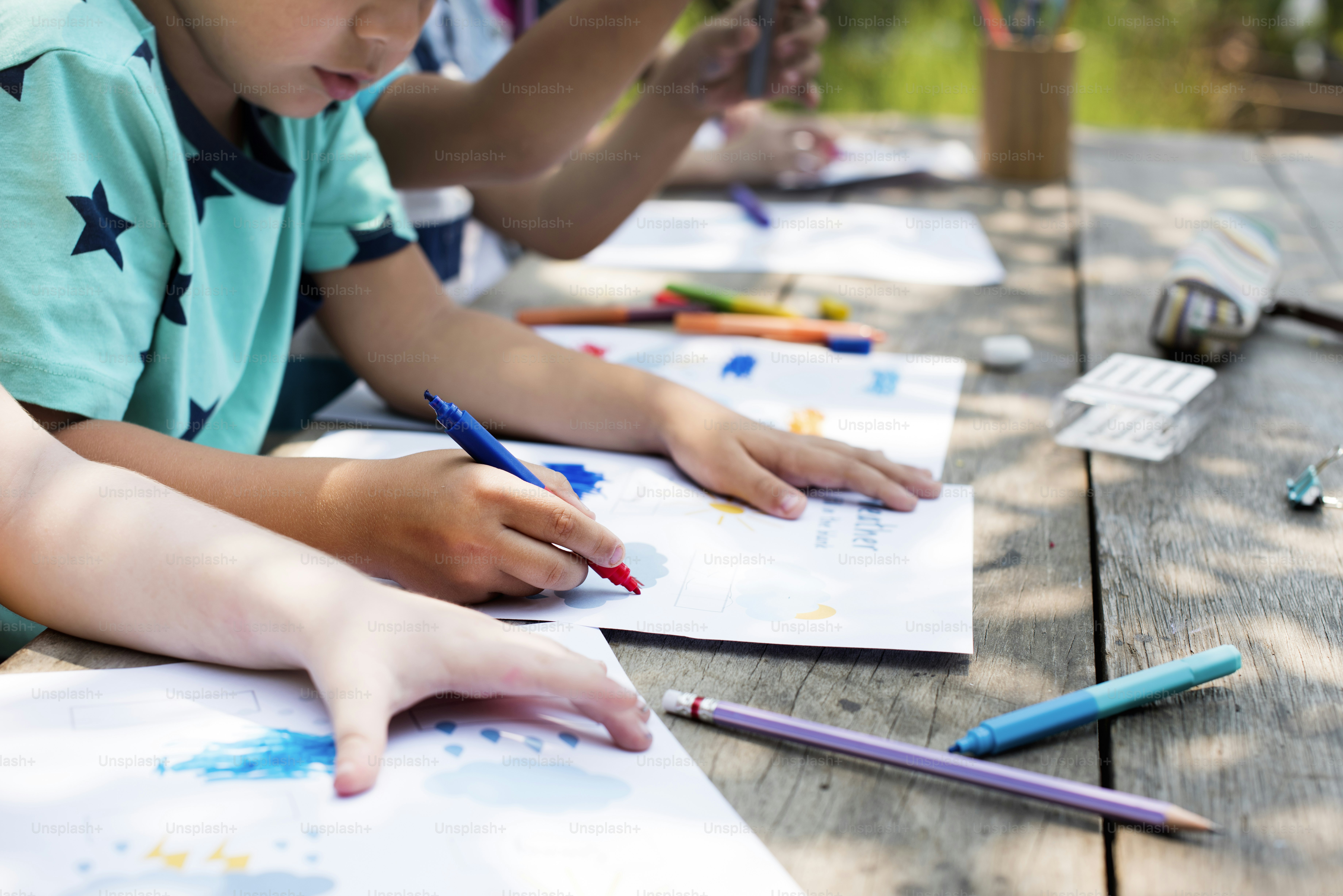 Groupe d’amis enfants de maternelle en cours de dessin en plein air