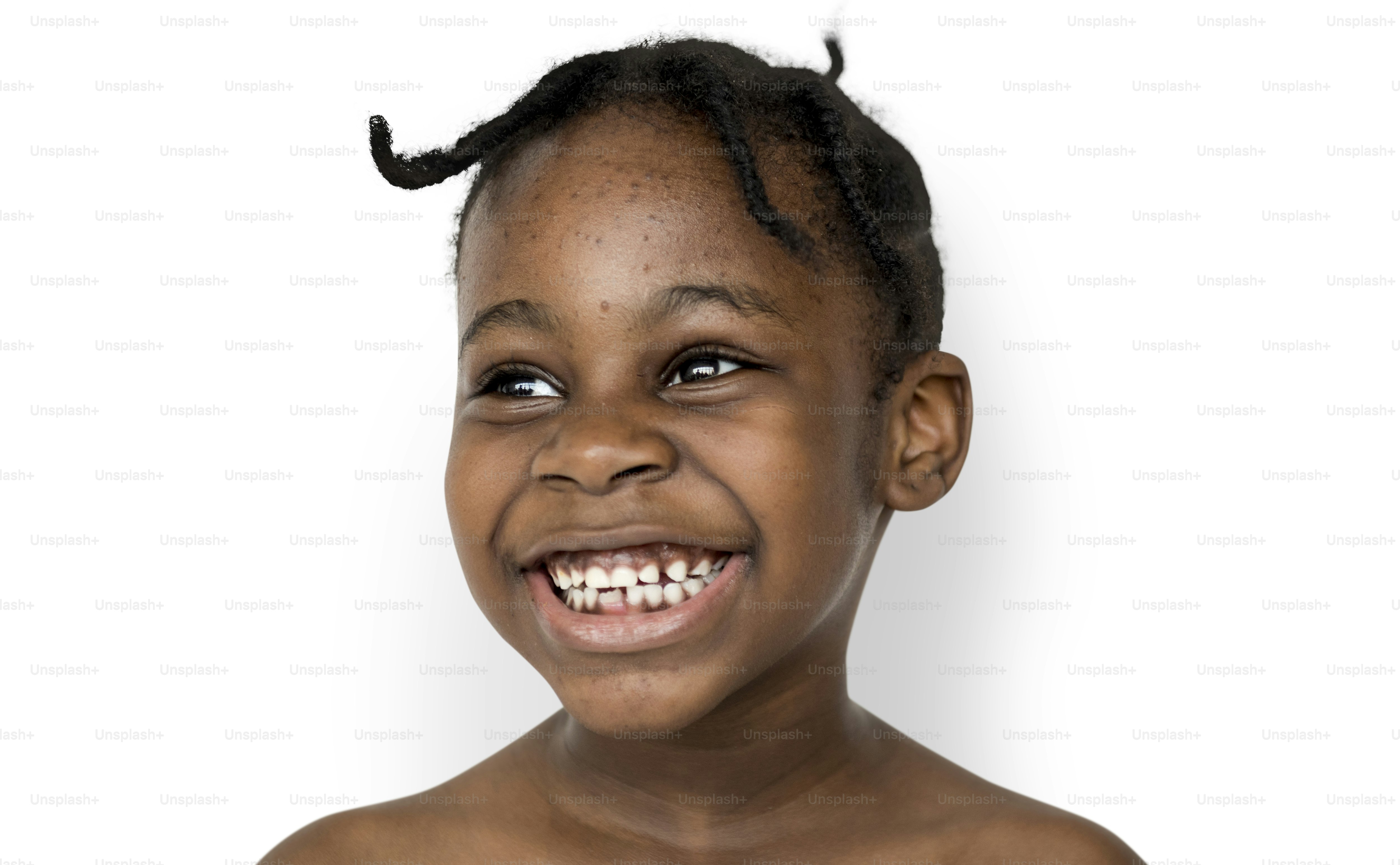 Afrikanisches Kinderporträt mit lächelndem Gesichtsausdruck