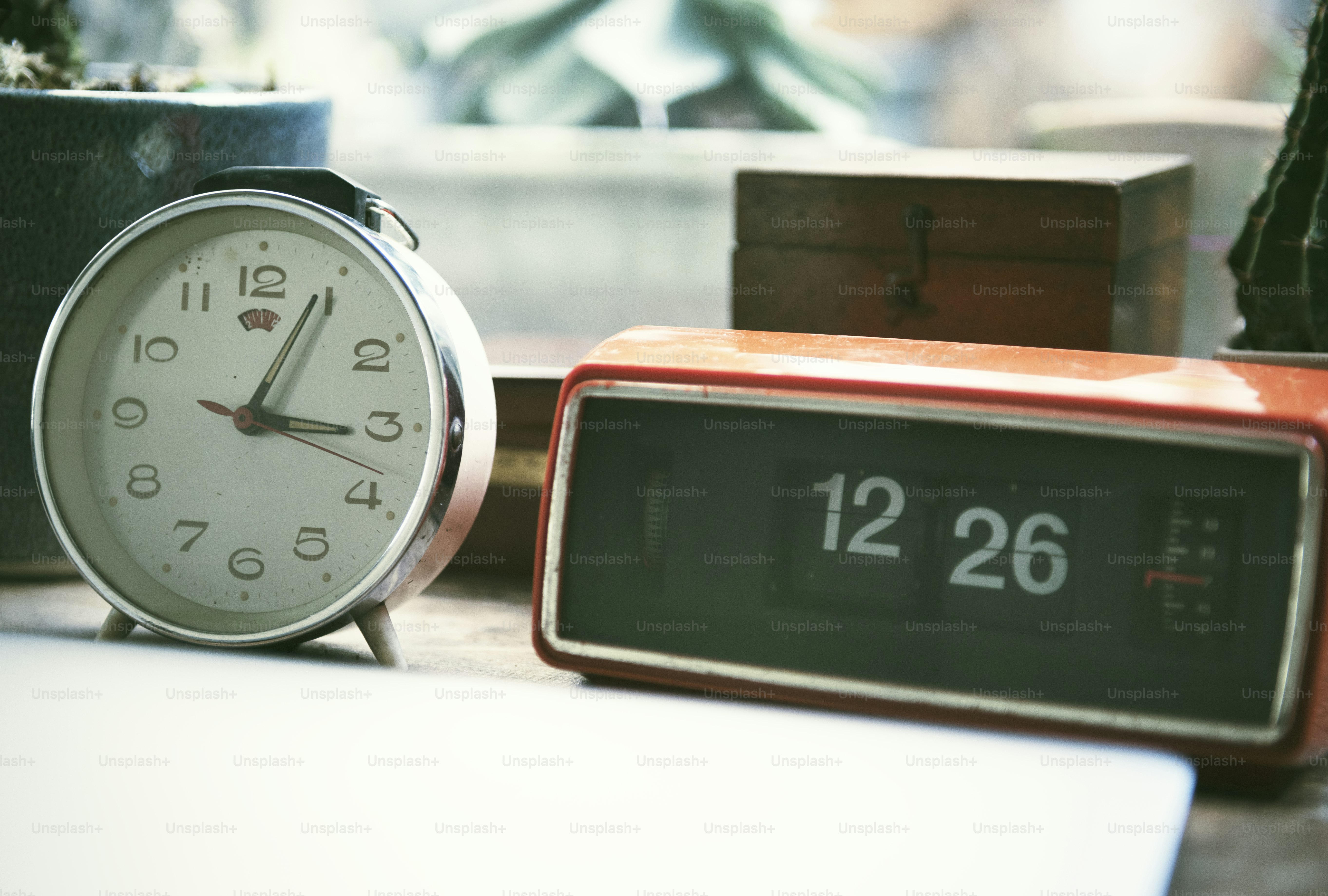 Clock showing the difference of time zone