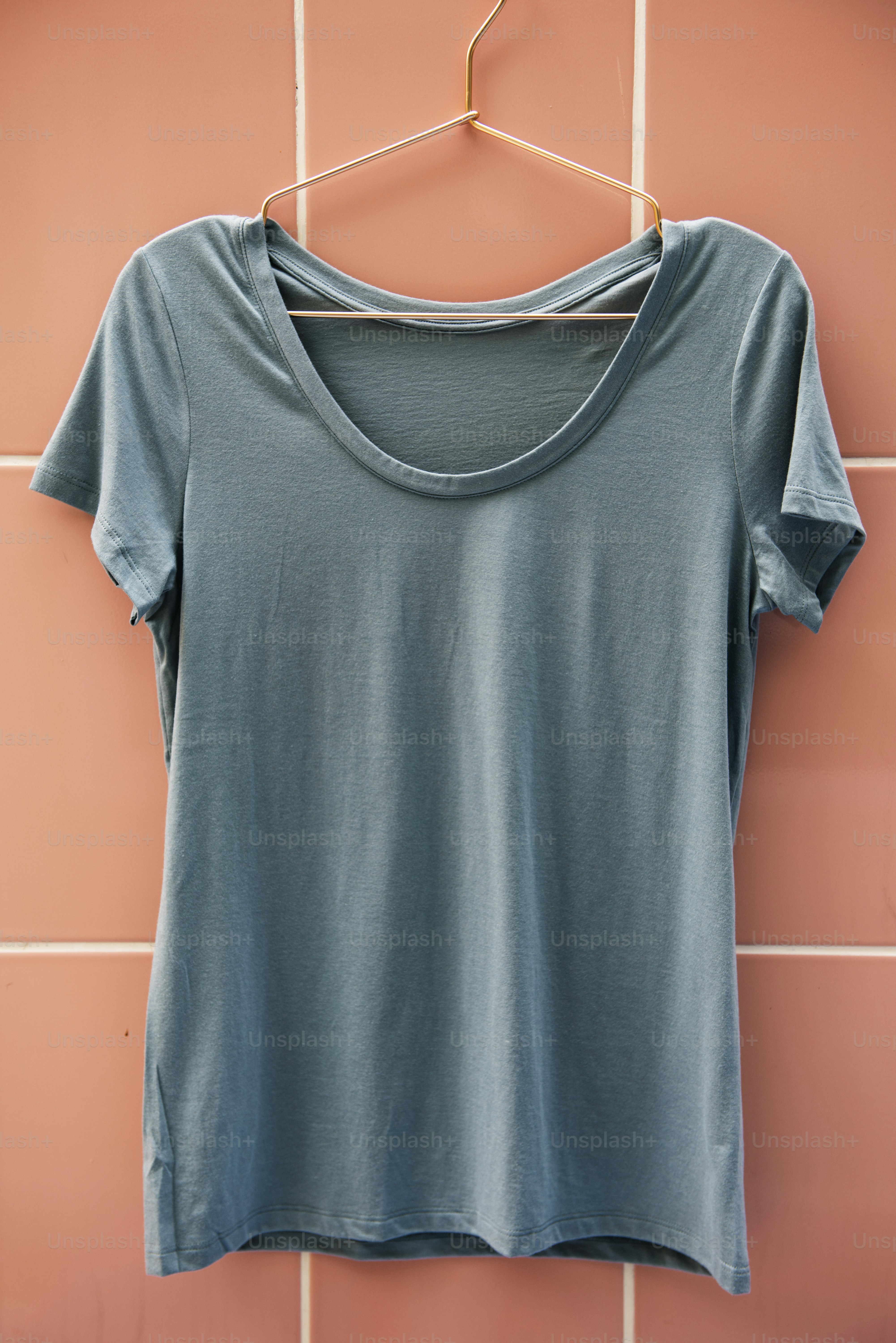 T-shirt gris accroché au mur
