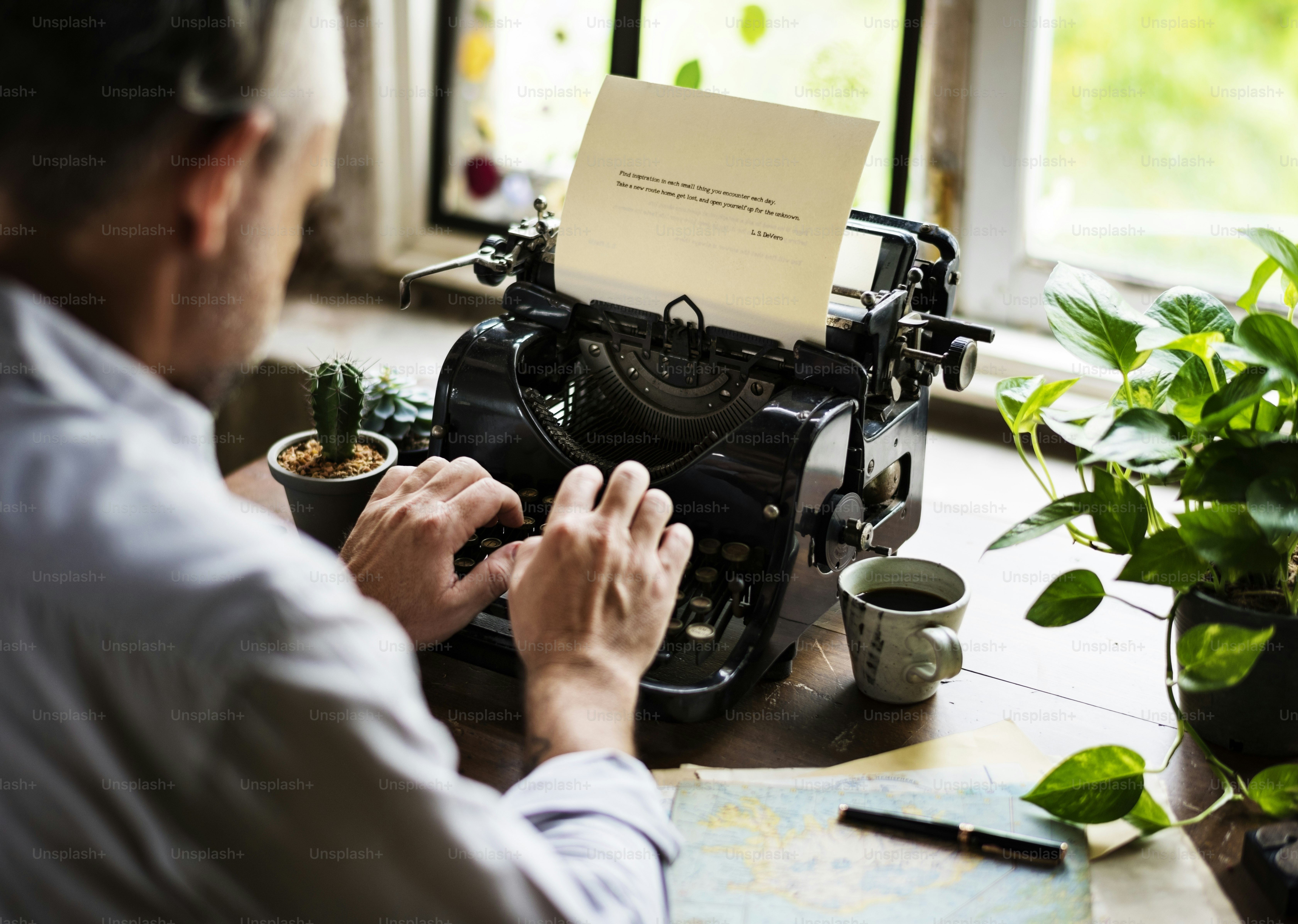 Uomo che usa una macchina da scrivere retrò Macchina da Scrivere Scrittore