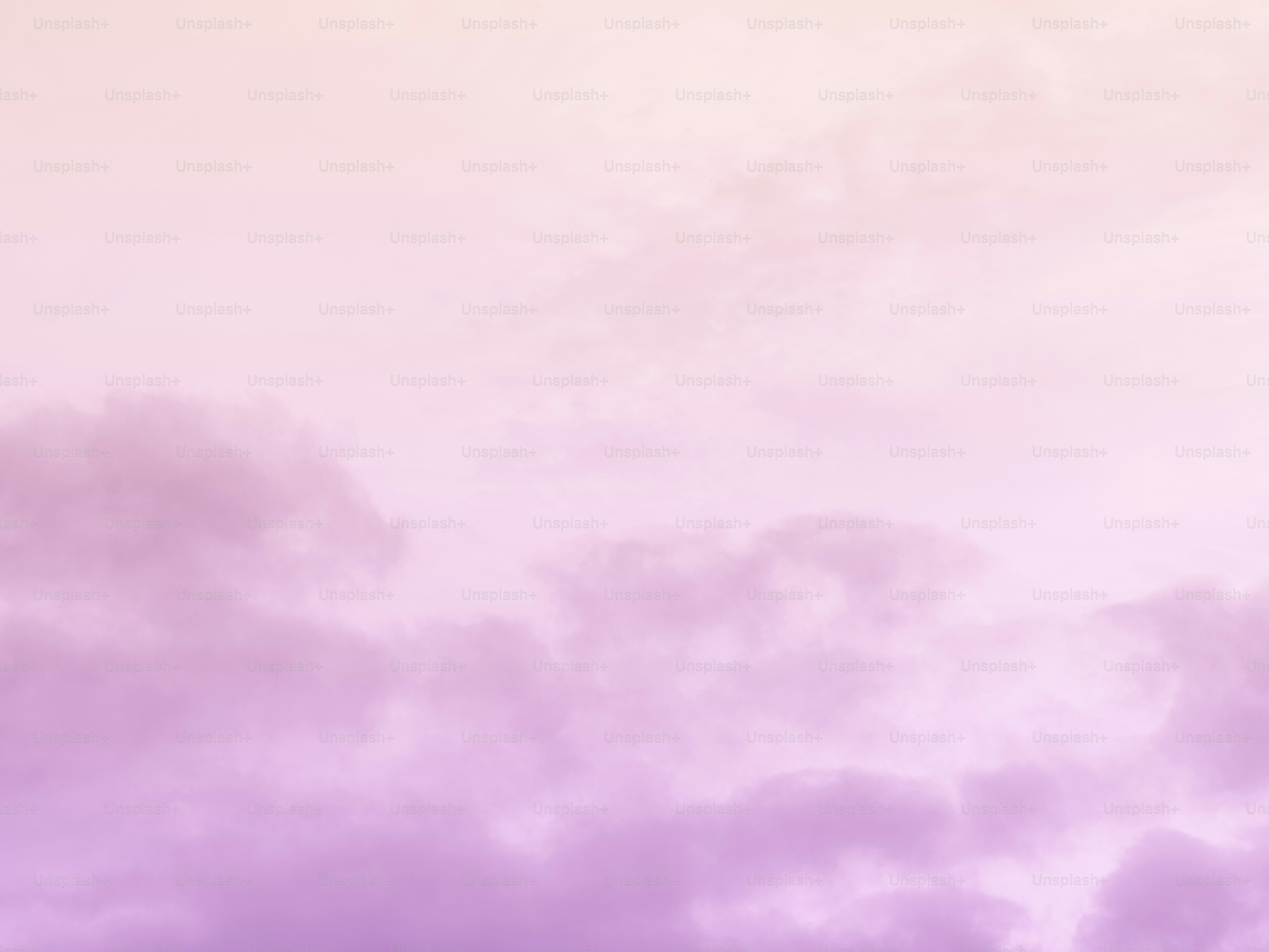 Nuvole rosa e viola nel cielo