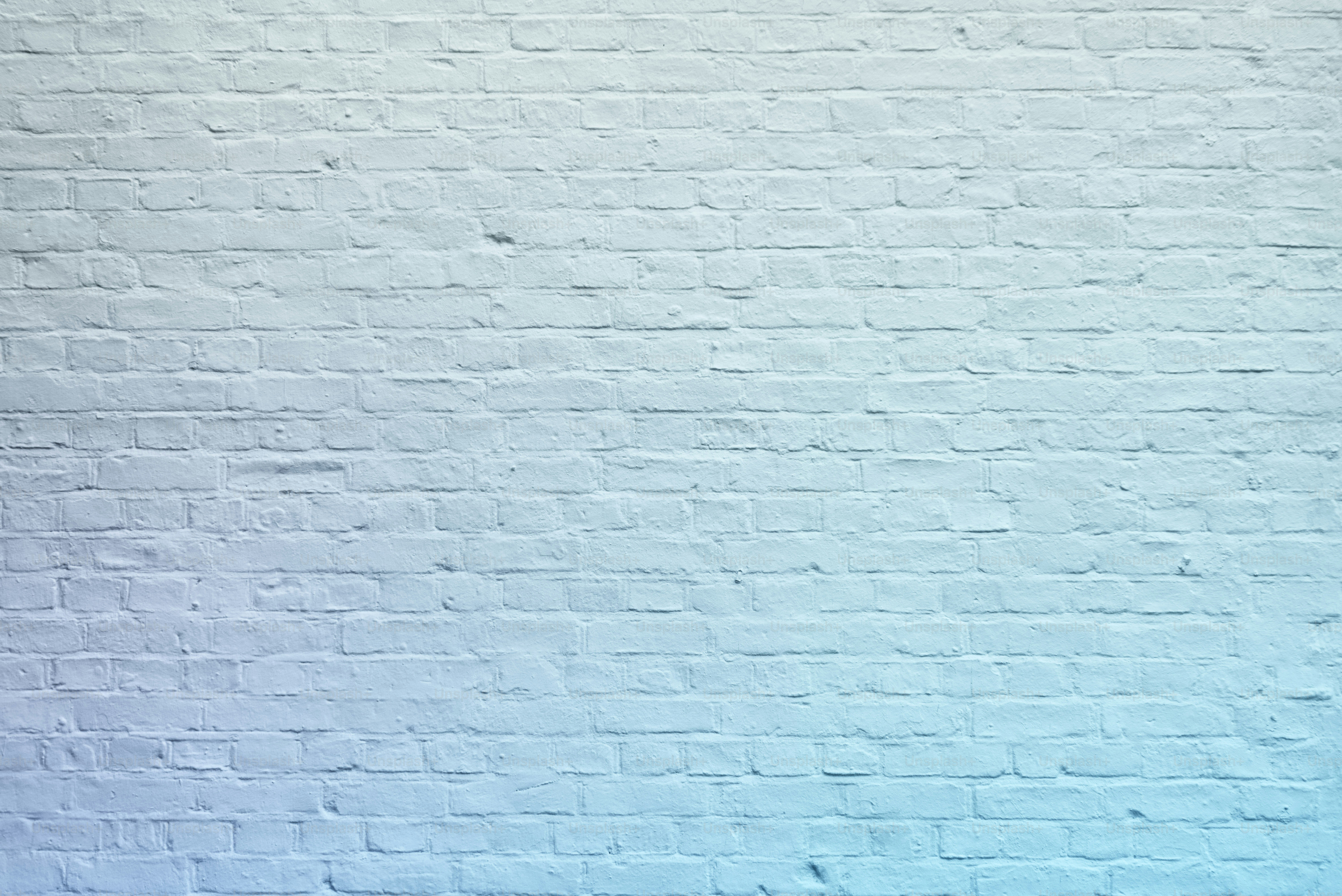 Muro di mattoni bianchi con sfumatura blu