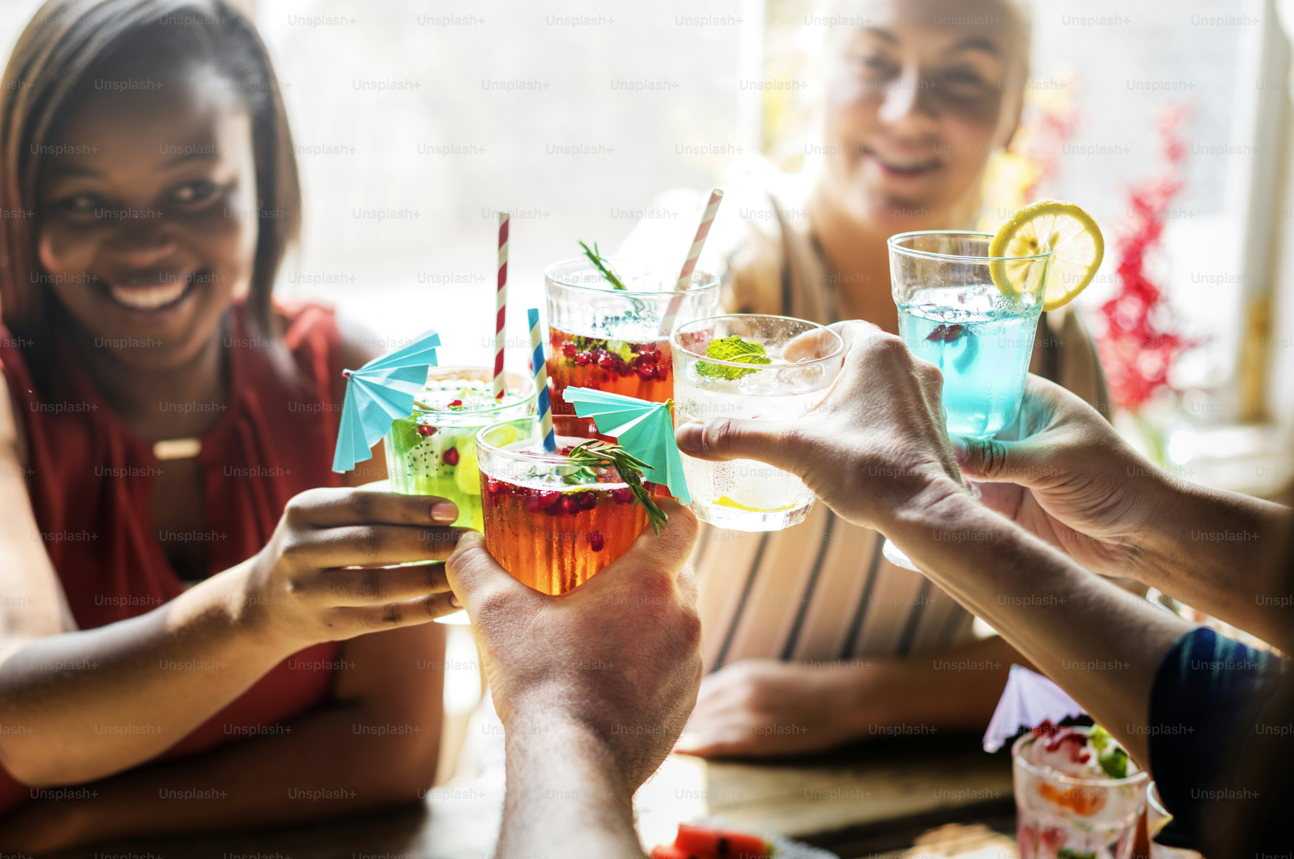 Fête d’amis, verres, rassemblement sain