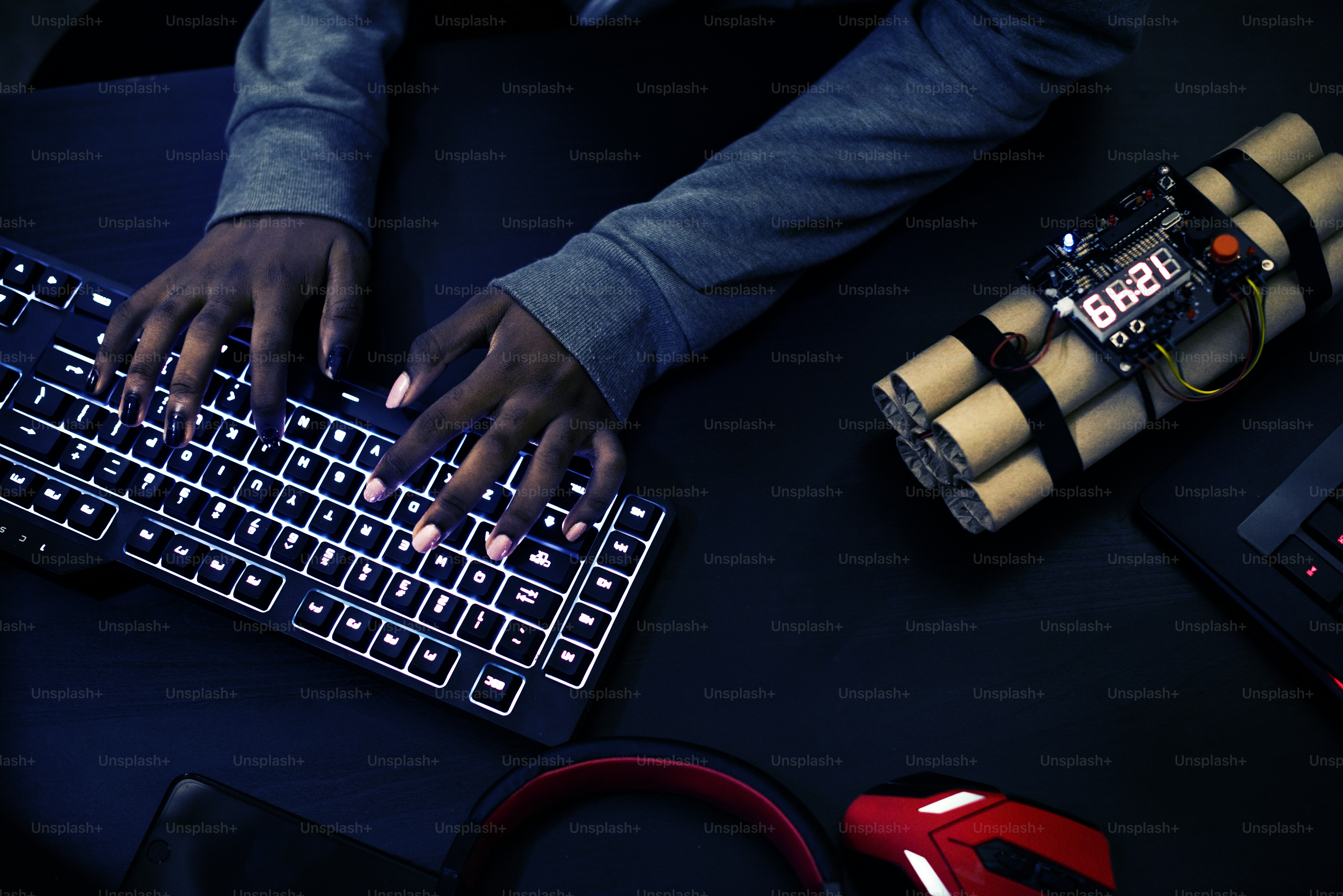 ハッカーのハッキングと爆弾の側面