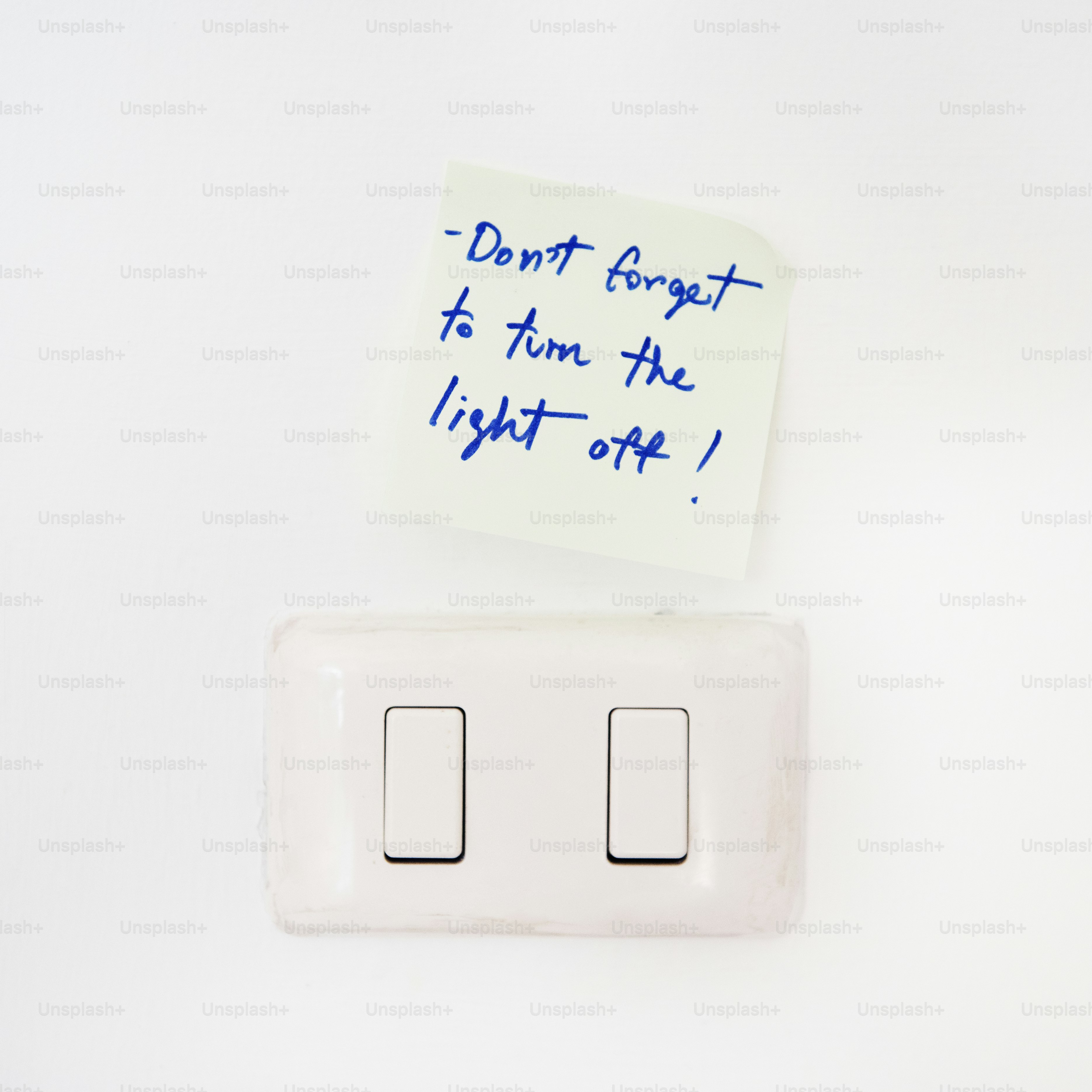 Interrupteur électrique avec note de rappel sur un mur blanc