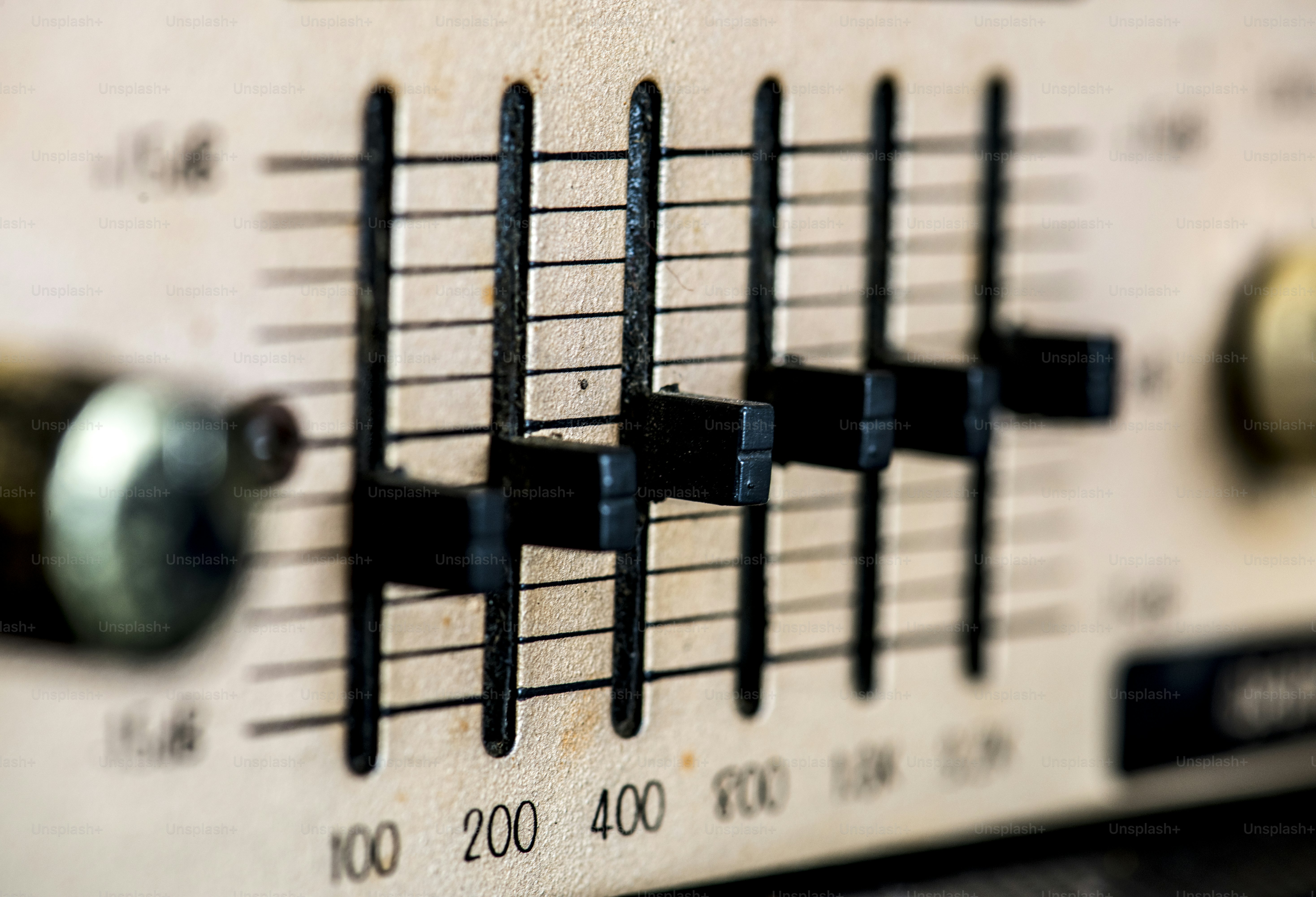 Nahaufnahme eines antiken Vintage-Stereosystems-Makros