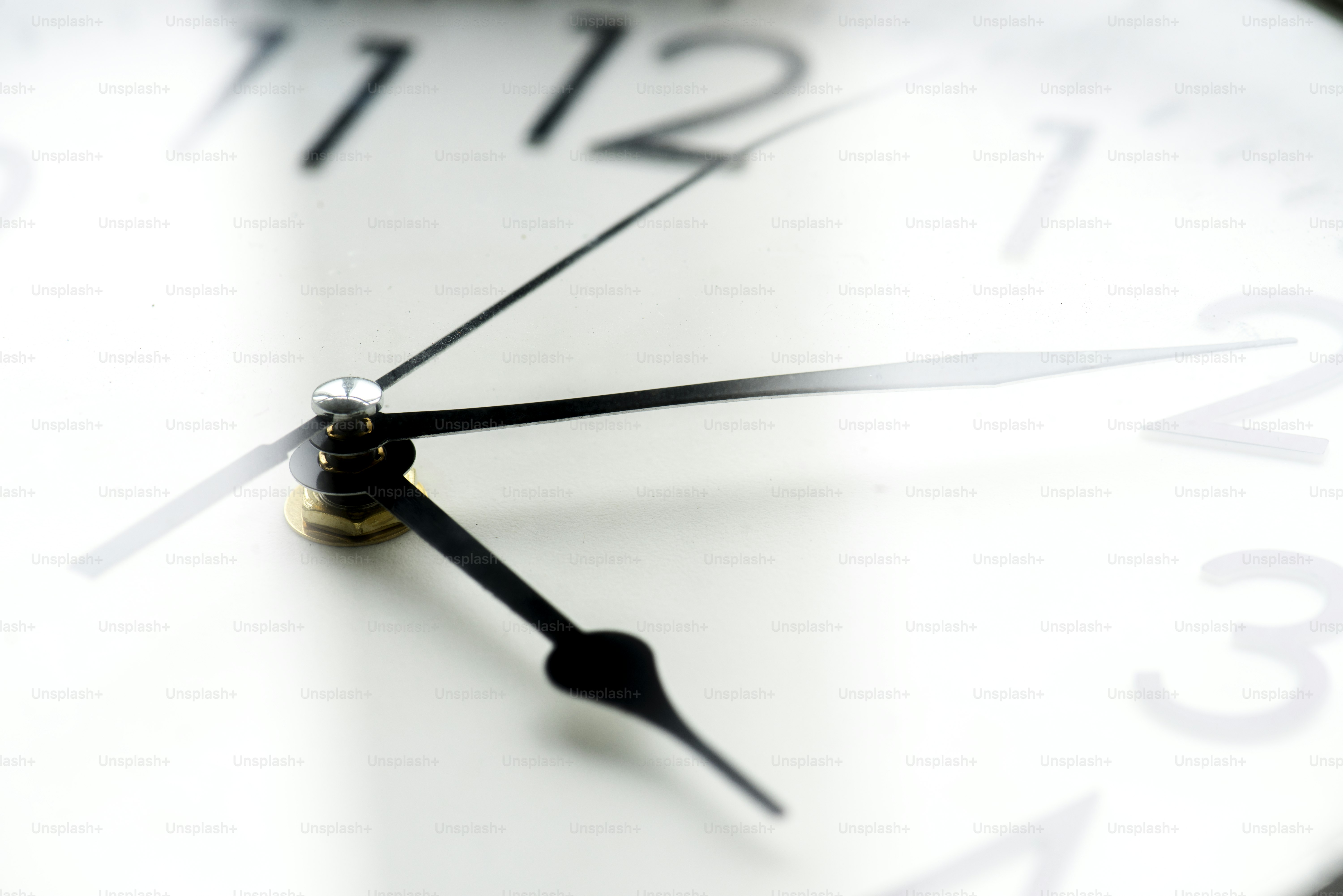 Nahaufnahme der Uhrzeit isoliert