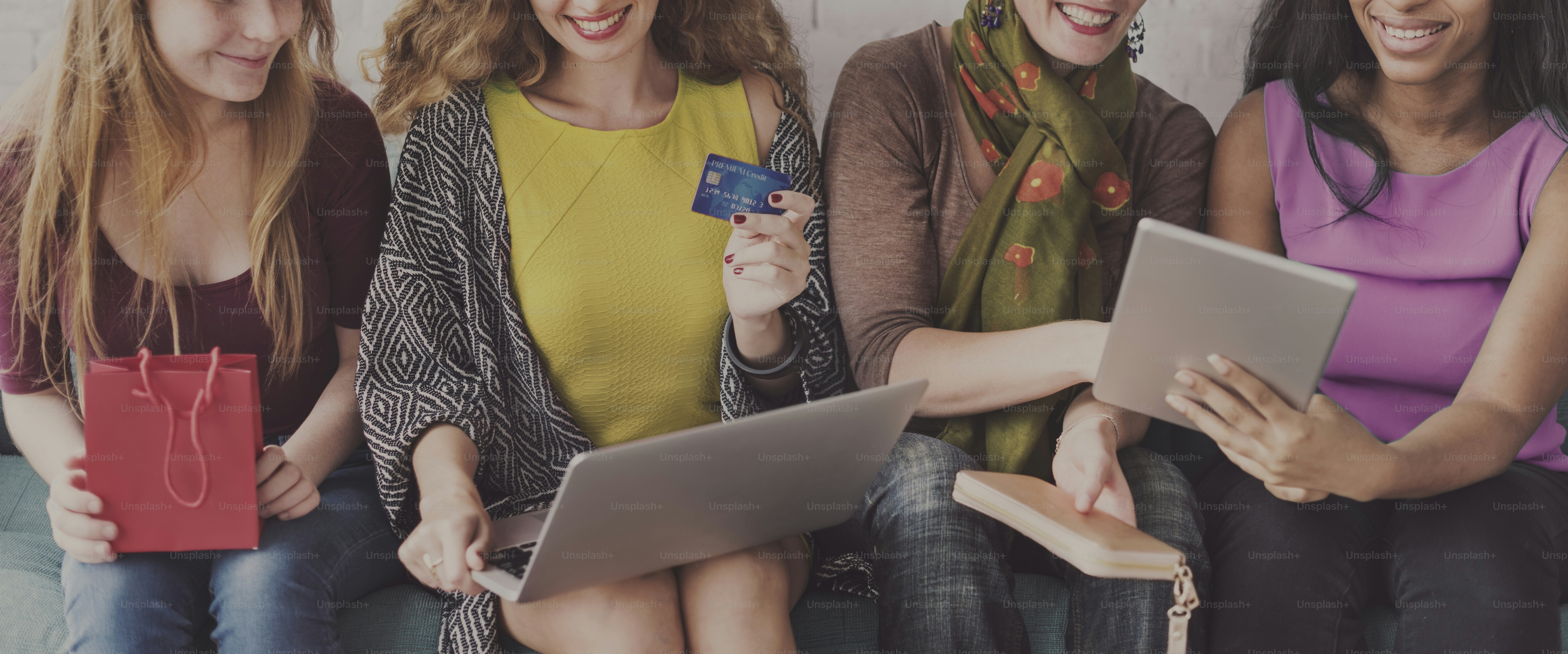 Konsep Belanja Online Persahabatan Girls Togetherness