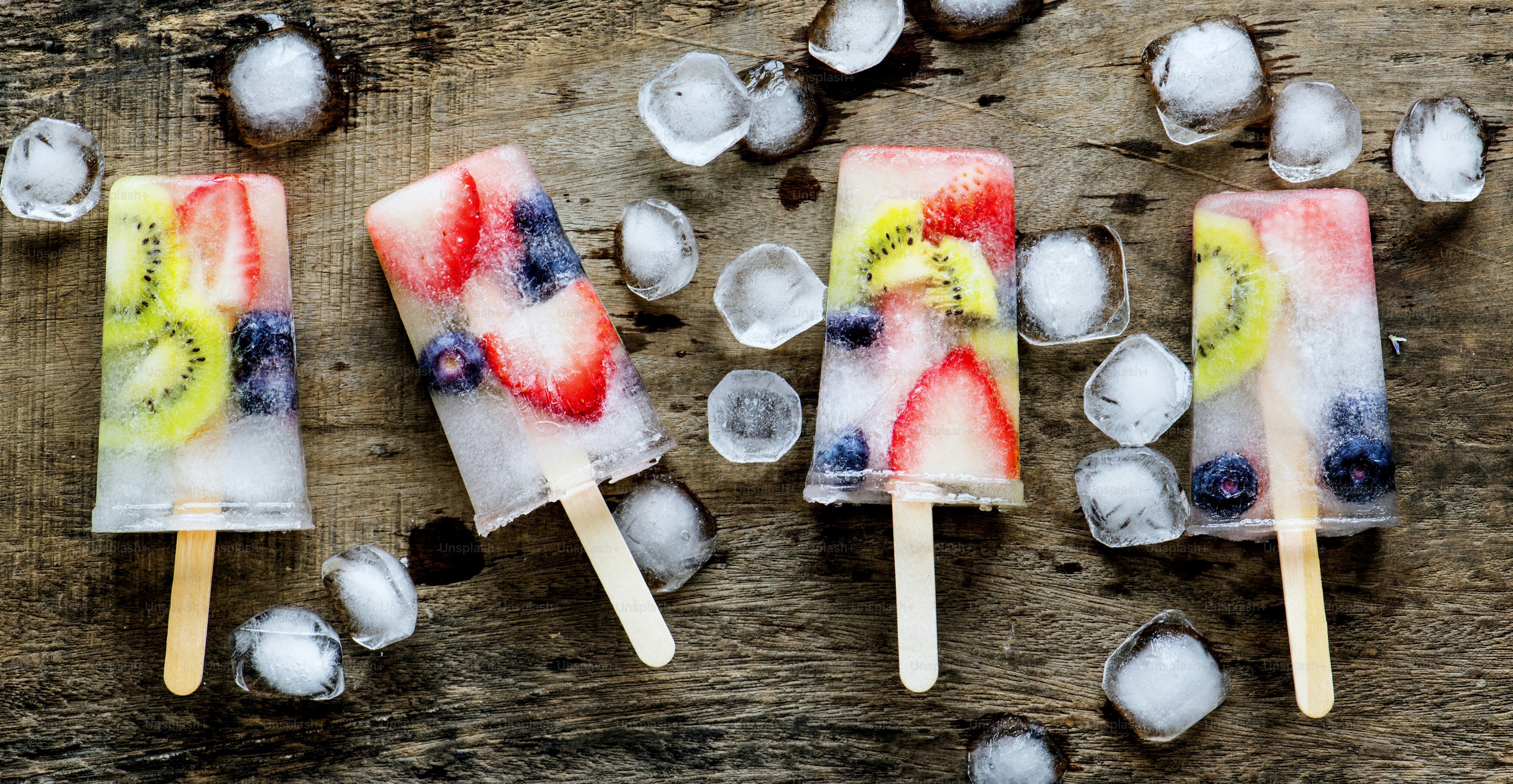 Hielos caseros de frutos rojos frescos