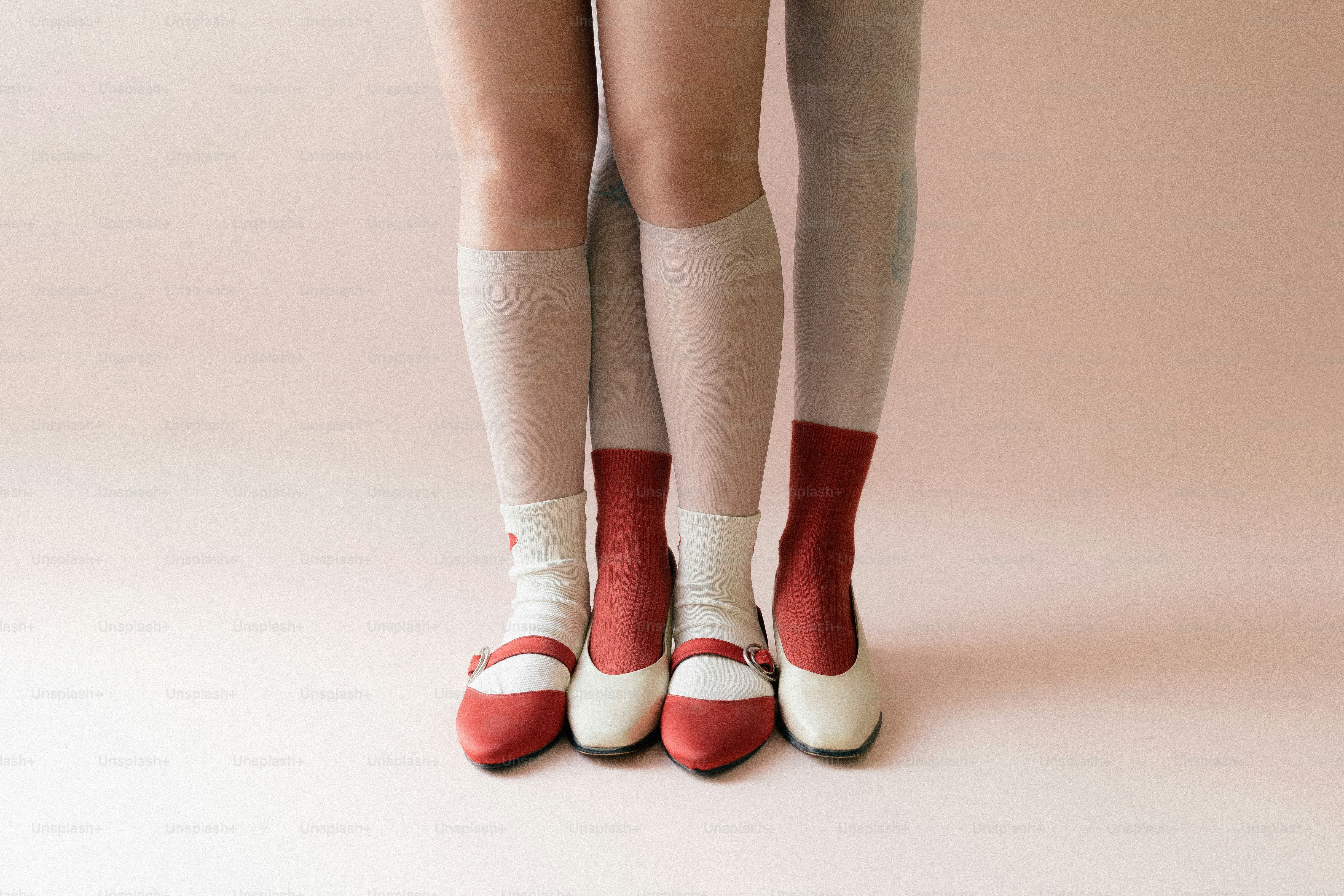 Zwei Paare Beine mit unterschiedlichen Schuhen und Socken