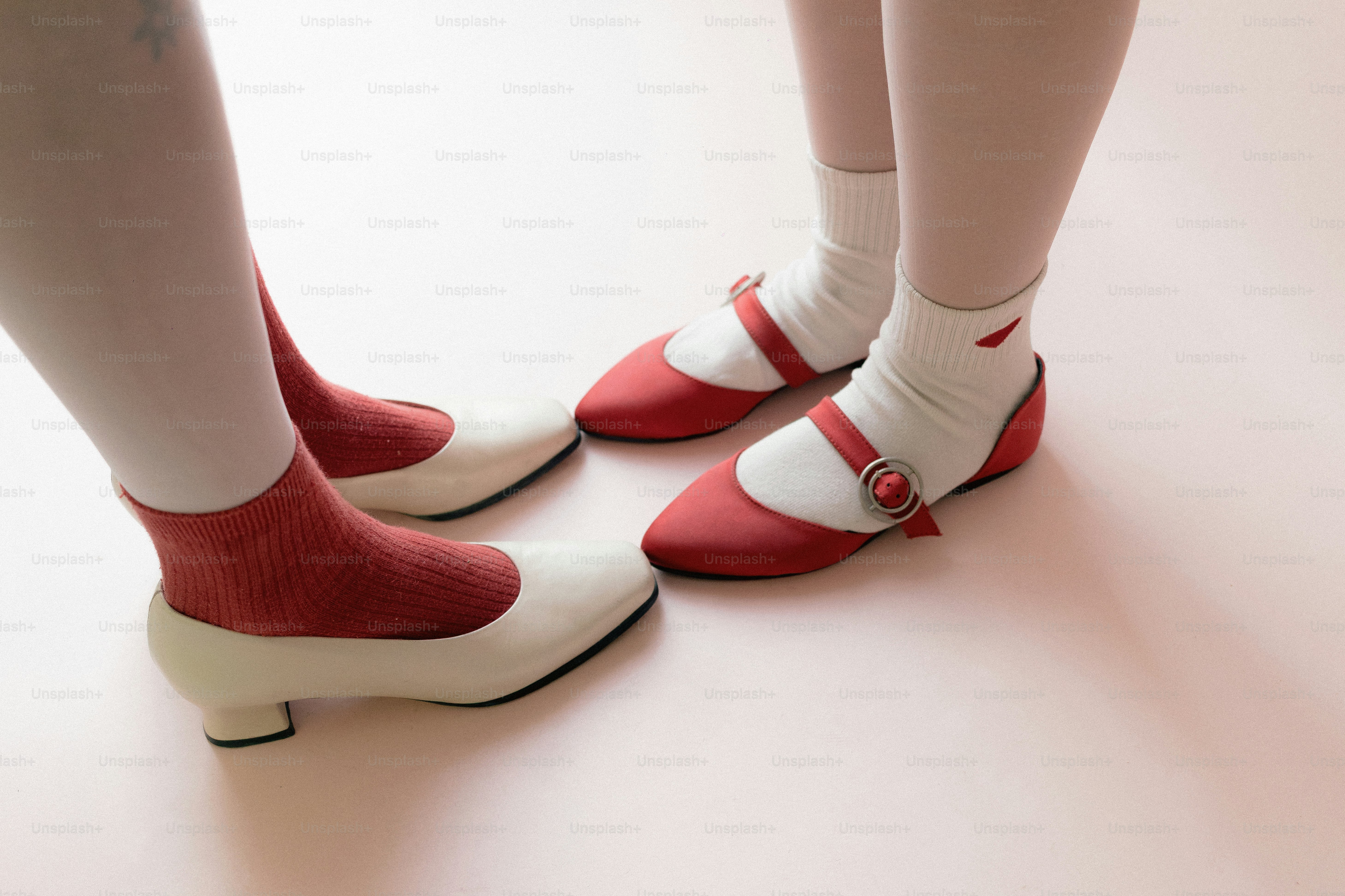 Zwei Paare Kinderschuhe auf rosa Hintergrund
