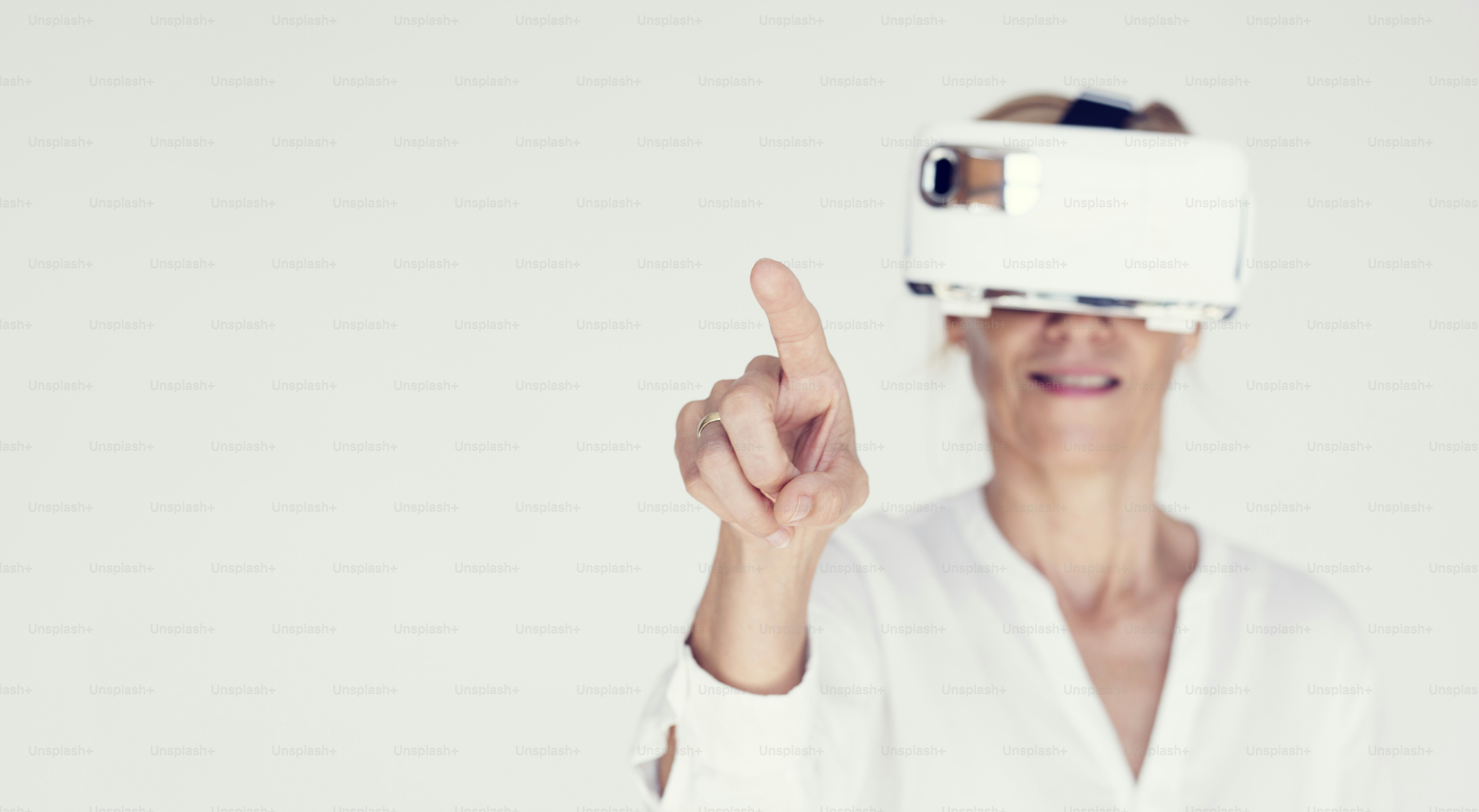 Femme sur un appareil de réalité virtuelle