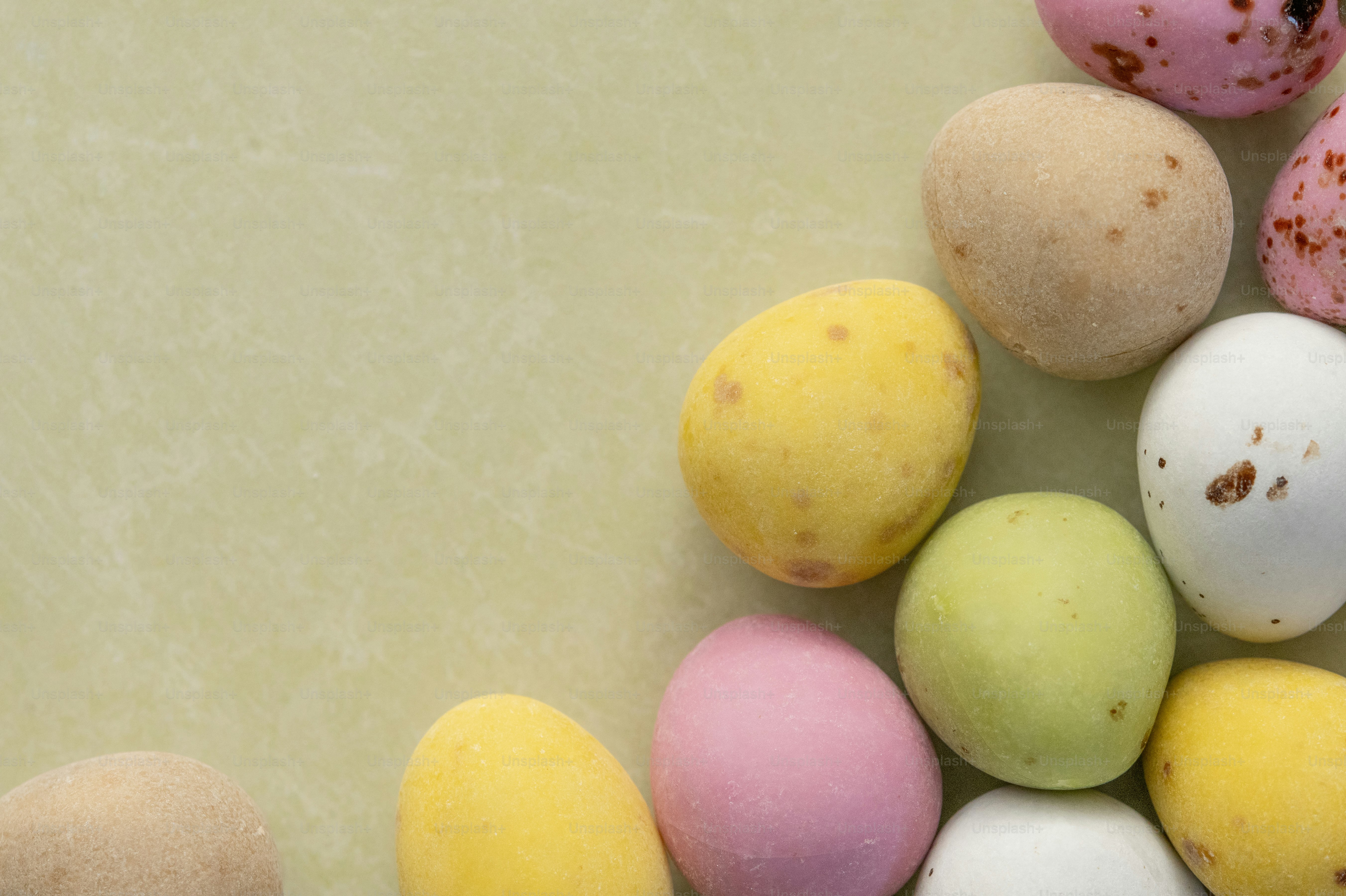 연한 초록색 배경에 흩어진 다채로운 이스터 에그들
