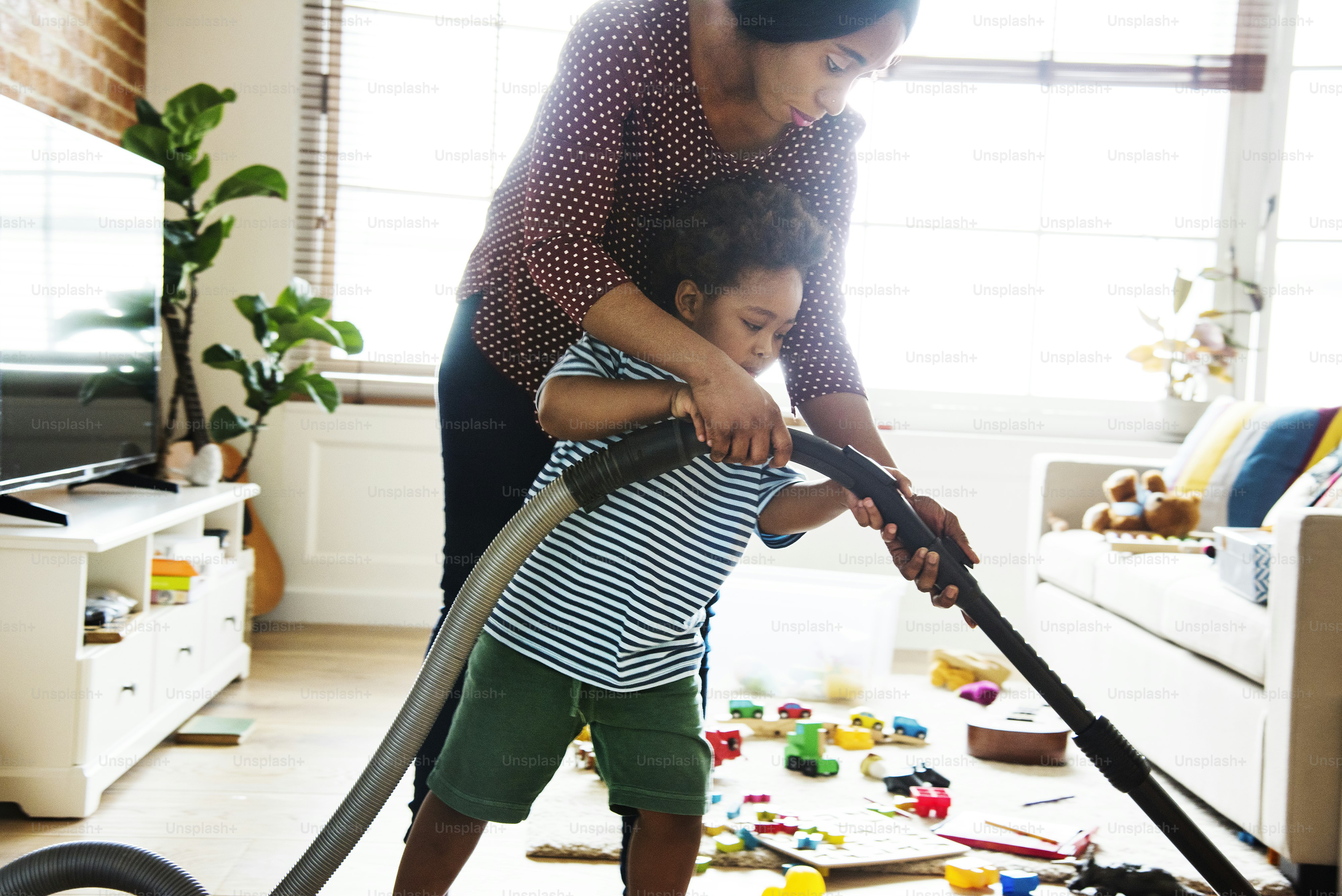 Filho ajudando a mãe a limpar o quarto