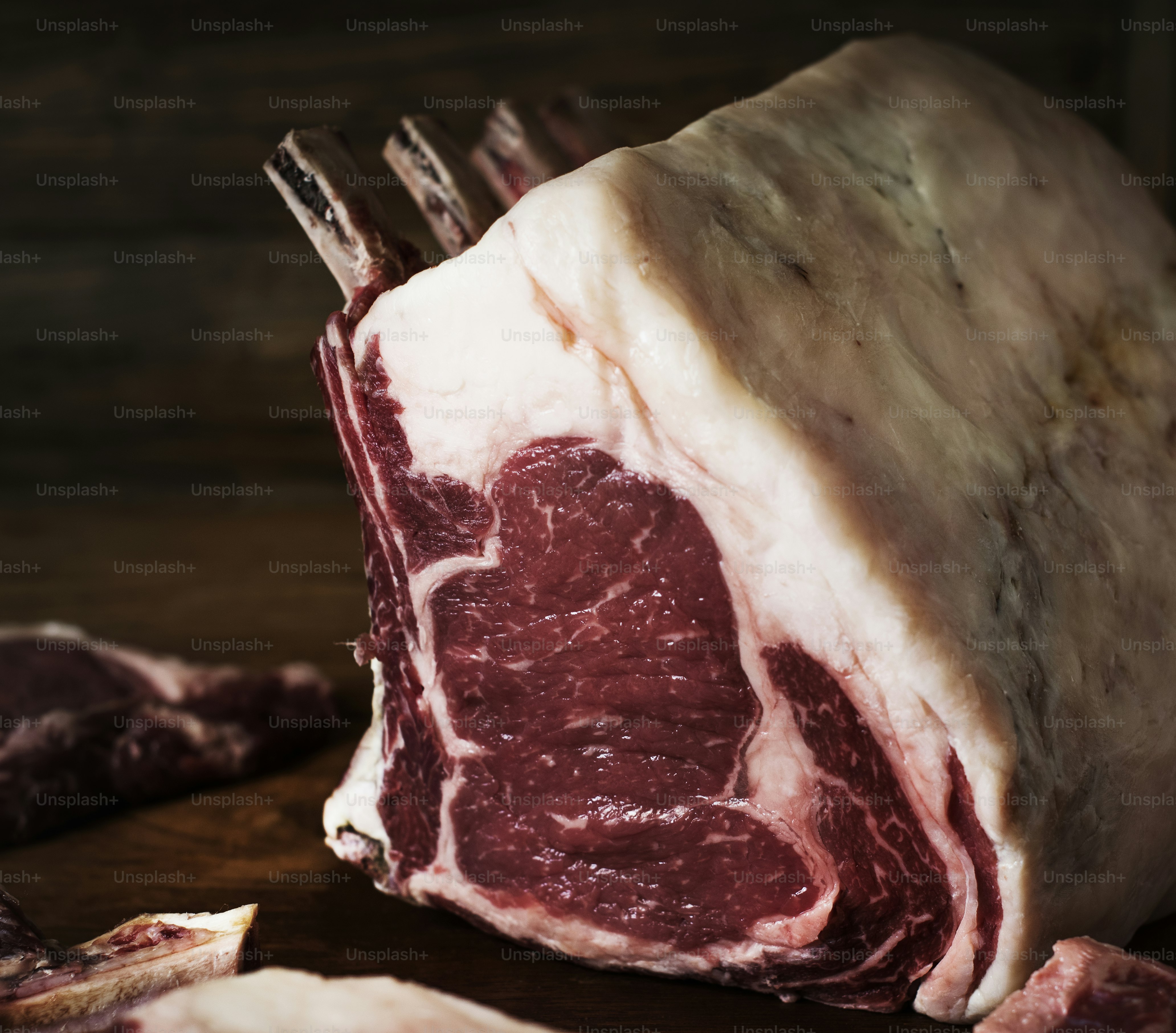 Bife de carne tomahawk em um açougue