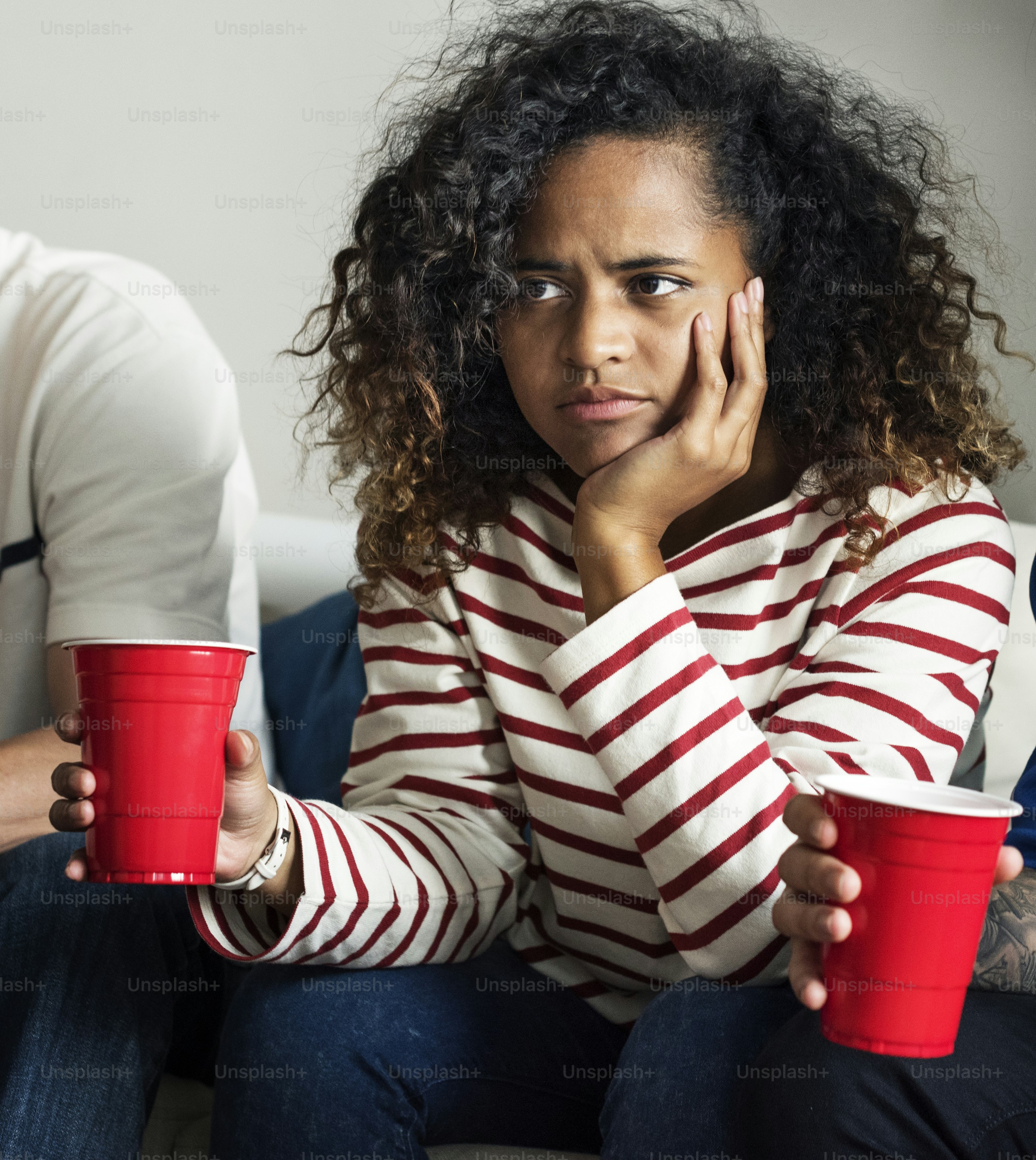 Freunde jubeln Weltmeisterschaft mit bemalter Fahne