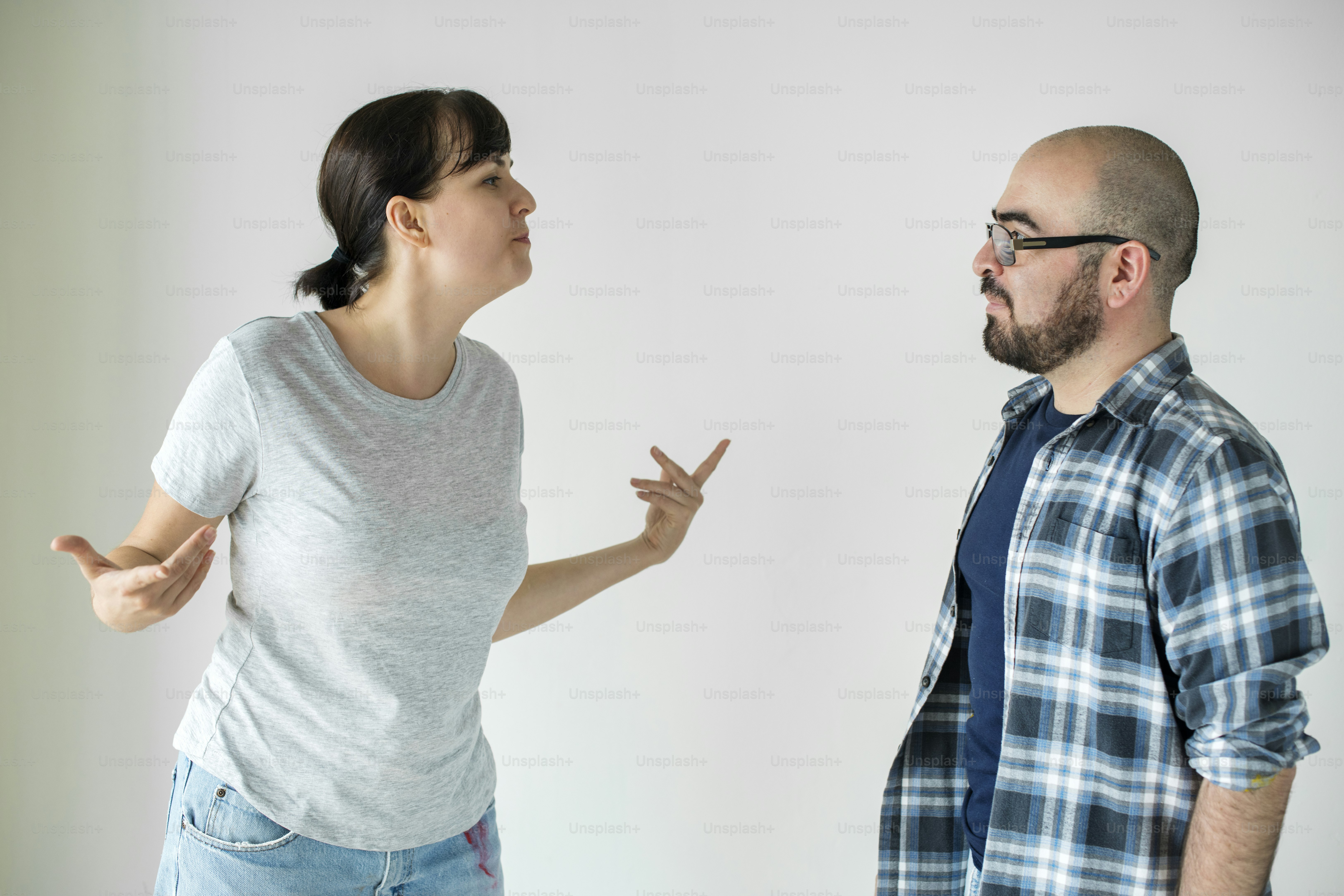 Casal branco discutindo