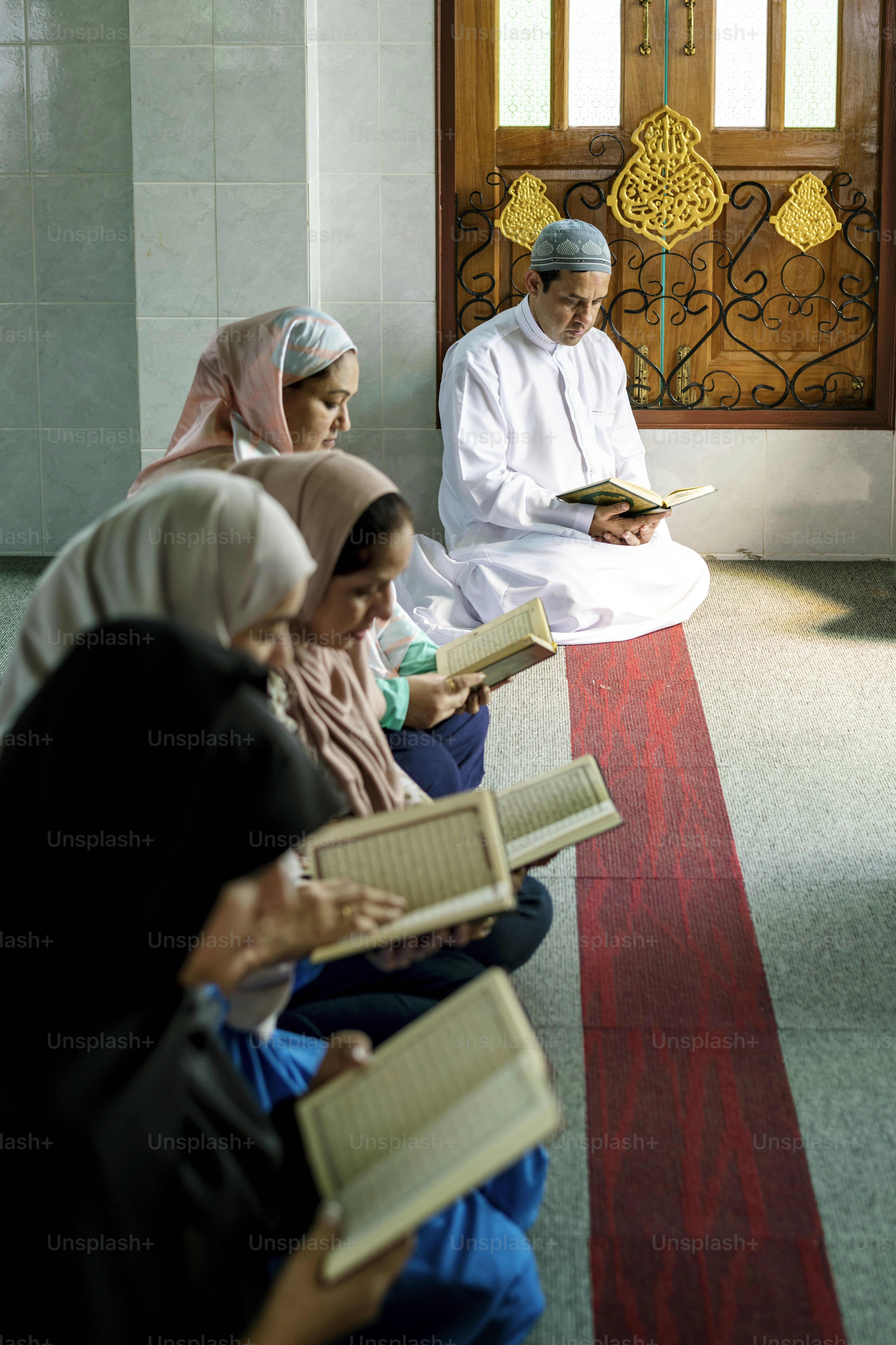 Muslim membaca Al-Qur'an