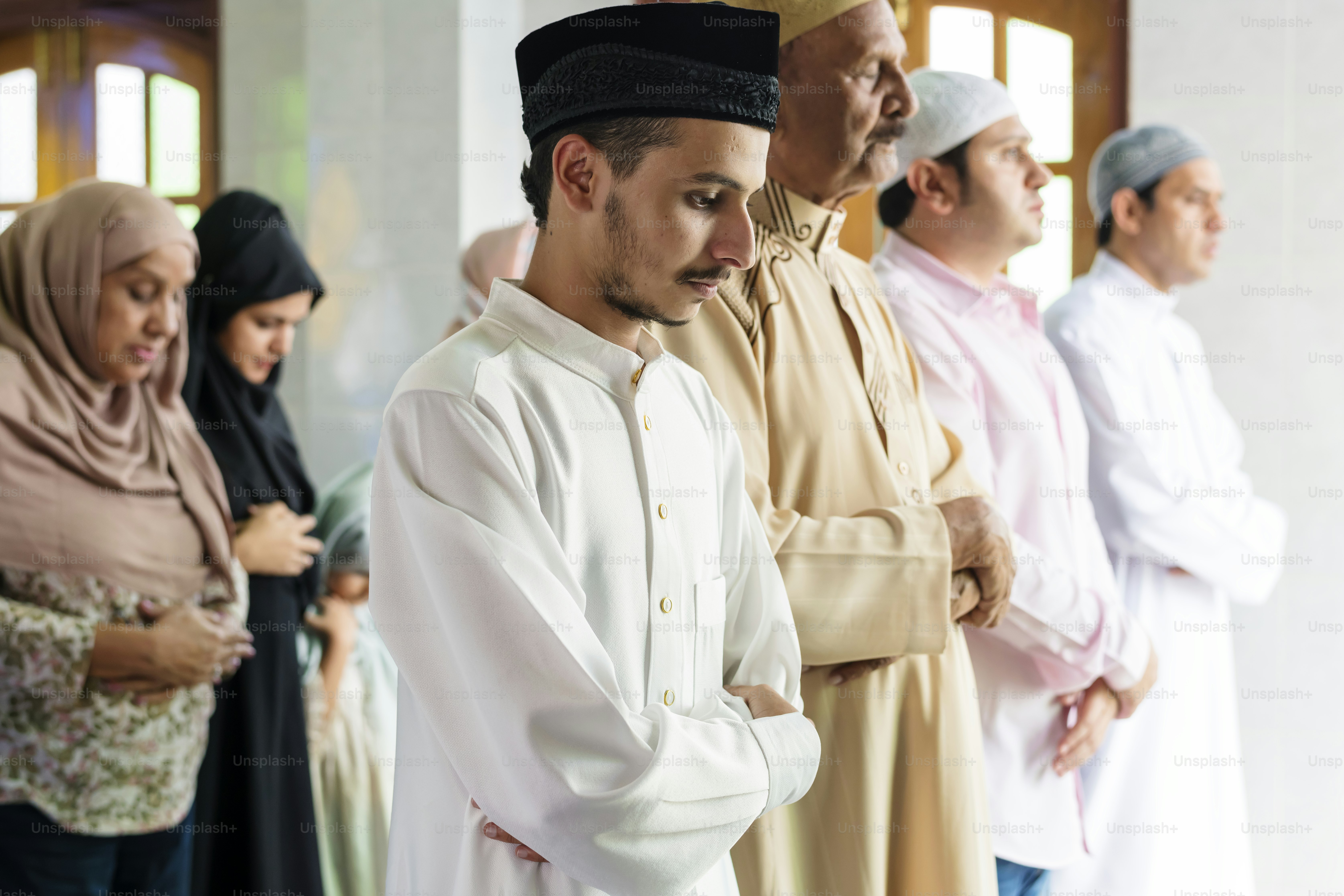 Sholat Muslim dalam postur Qiyaam