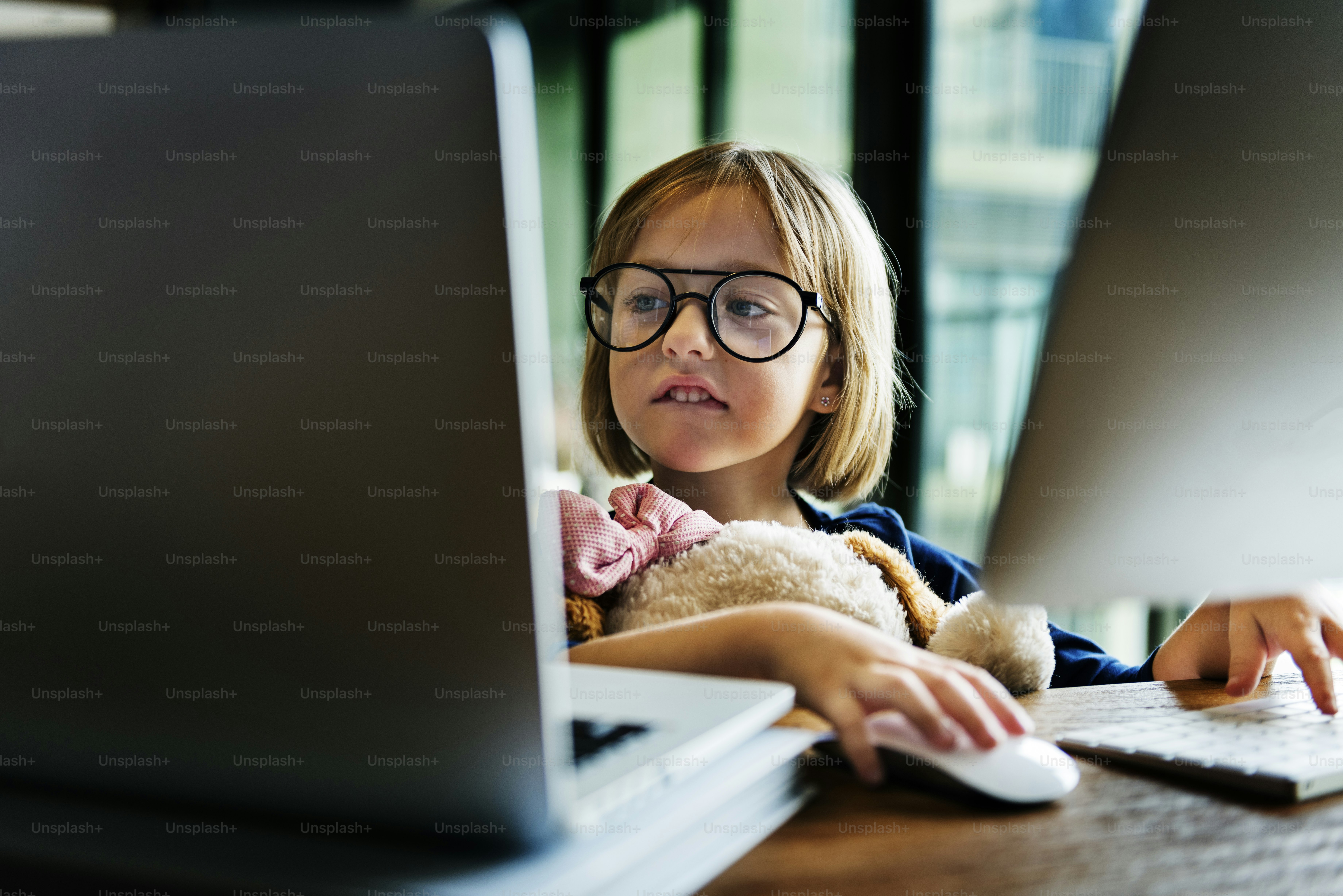 Connessione femminile usando il concetto di gioco al computer