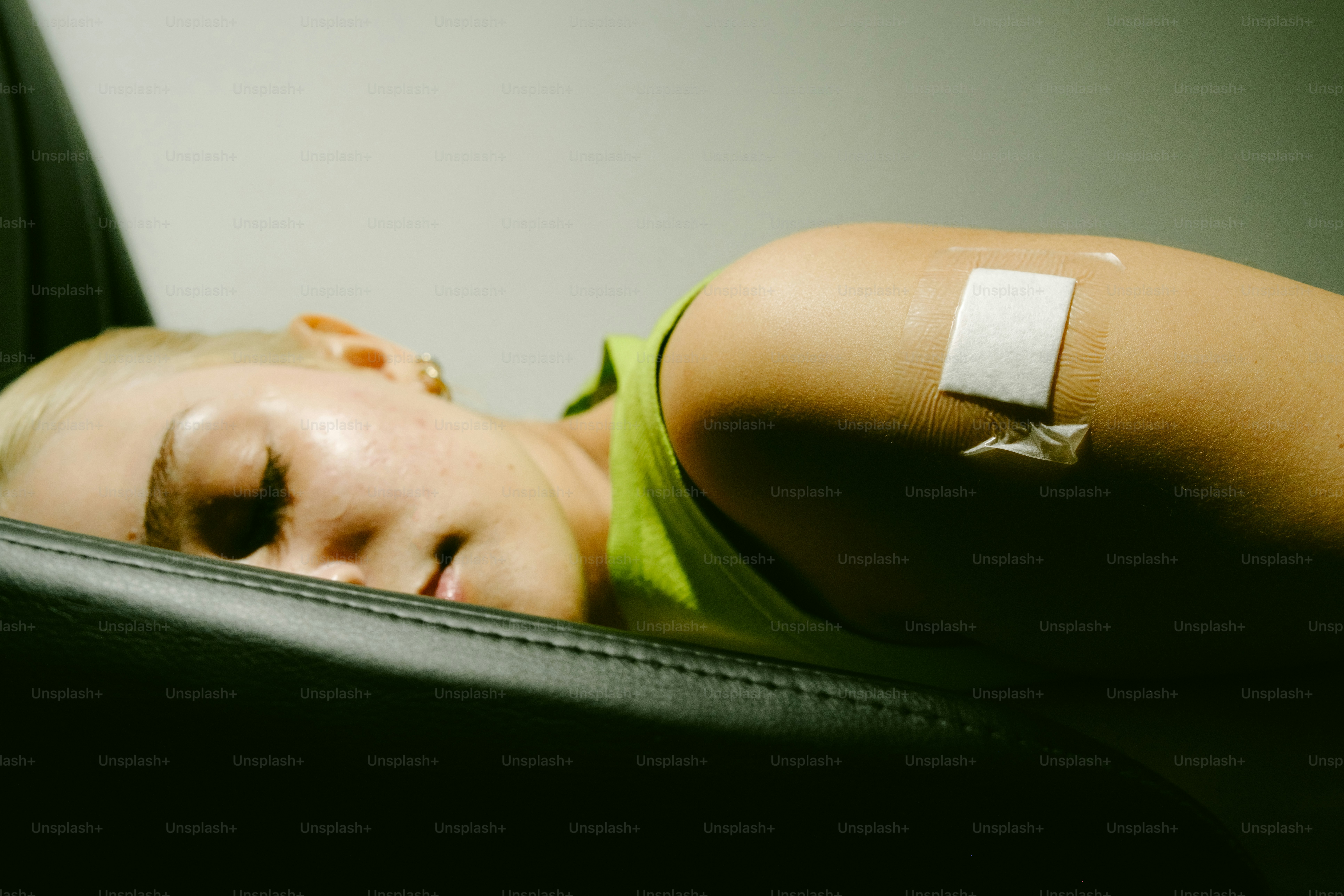 Uma jovem com uma bandagem no braço dorme.