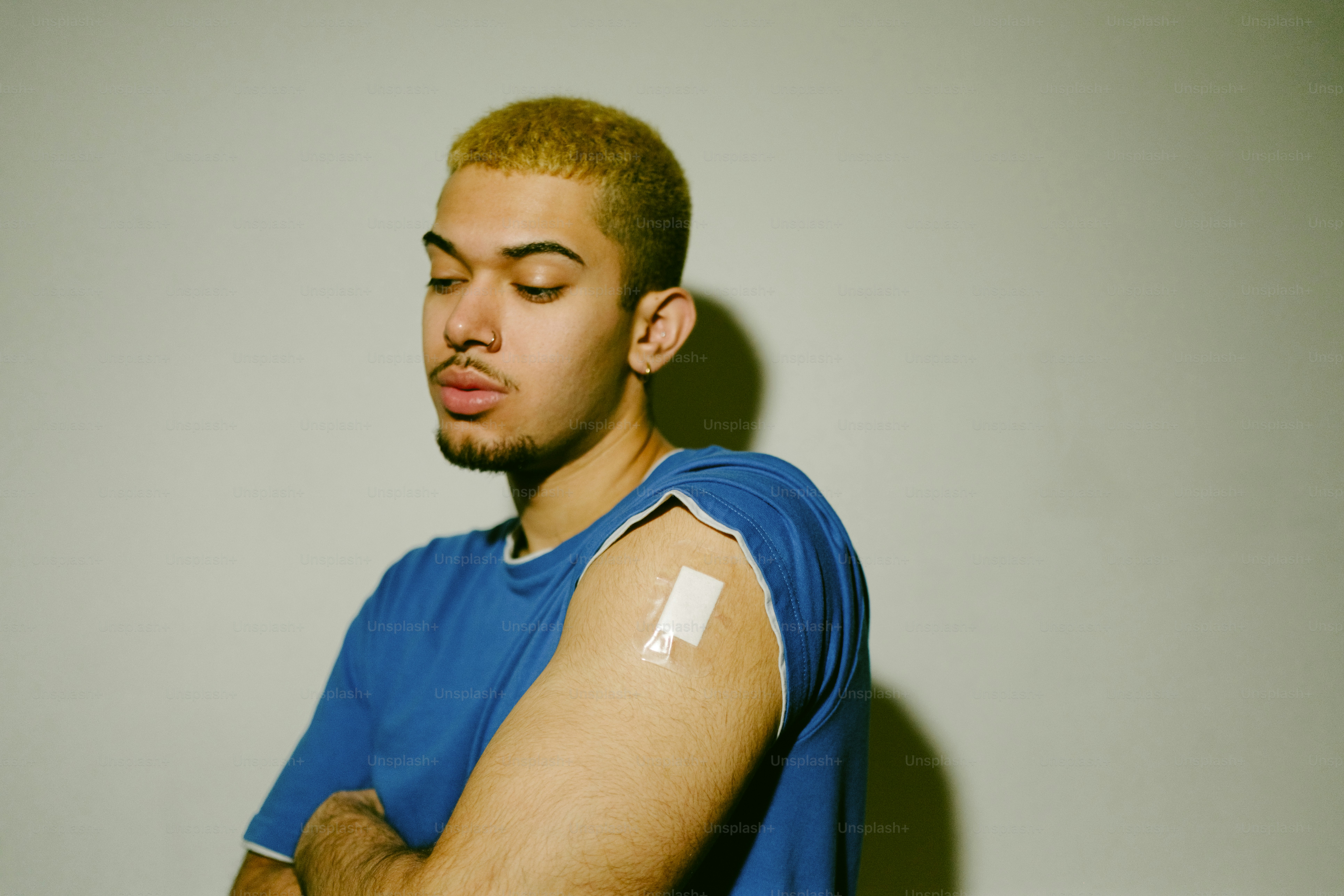 Jovem com uma bandagem no braço