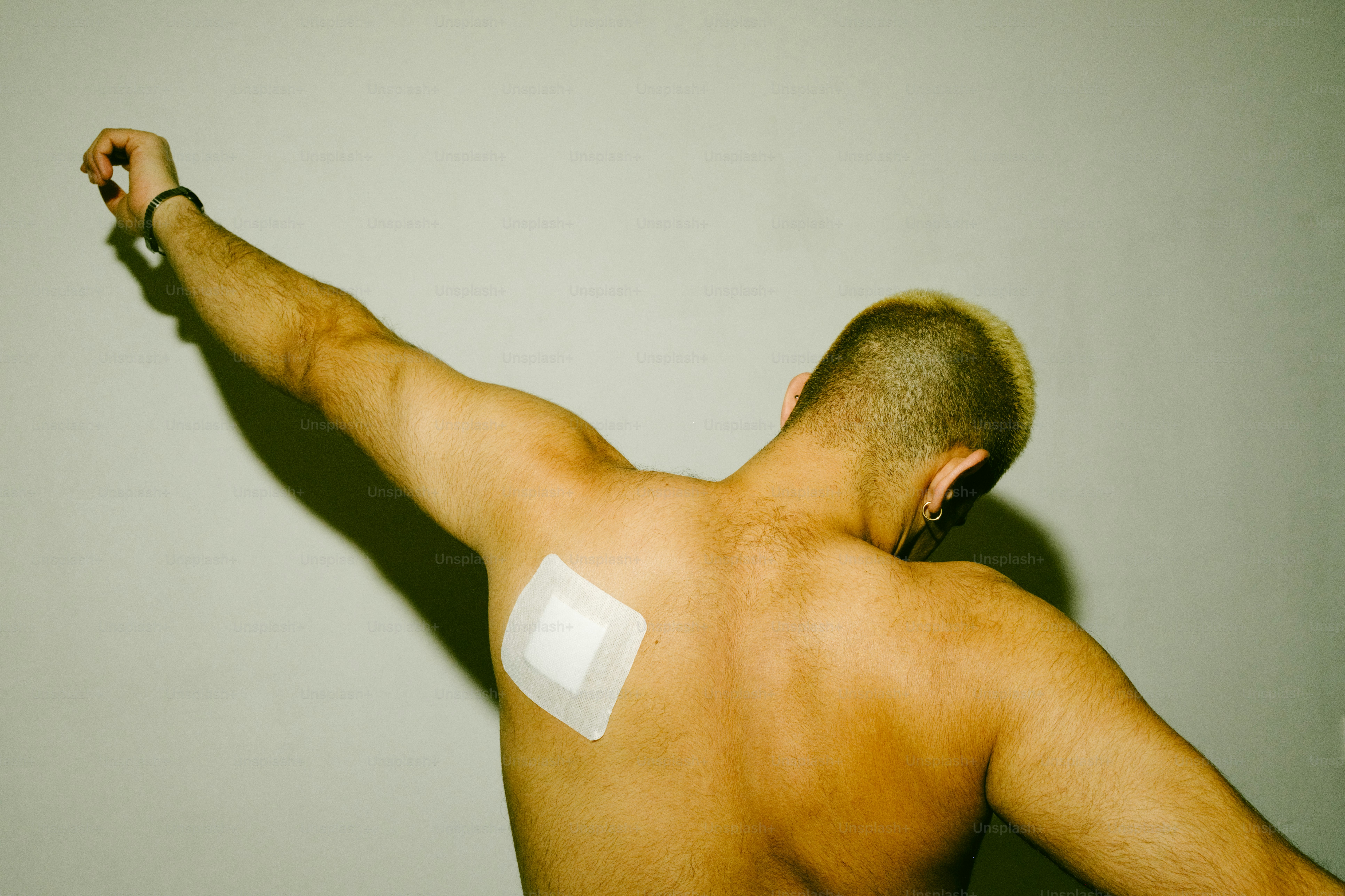 Homem com bandagem nas costas