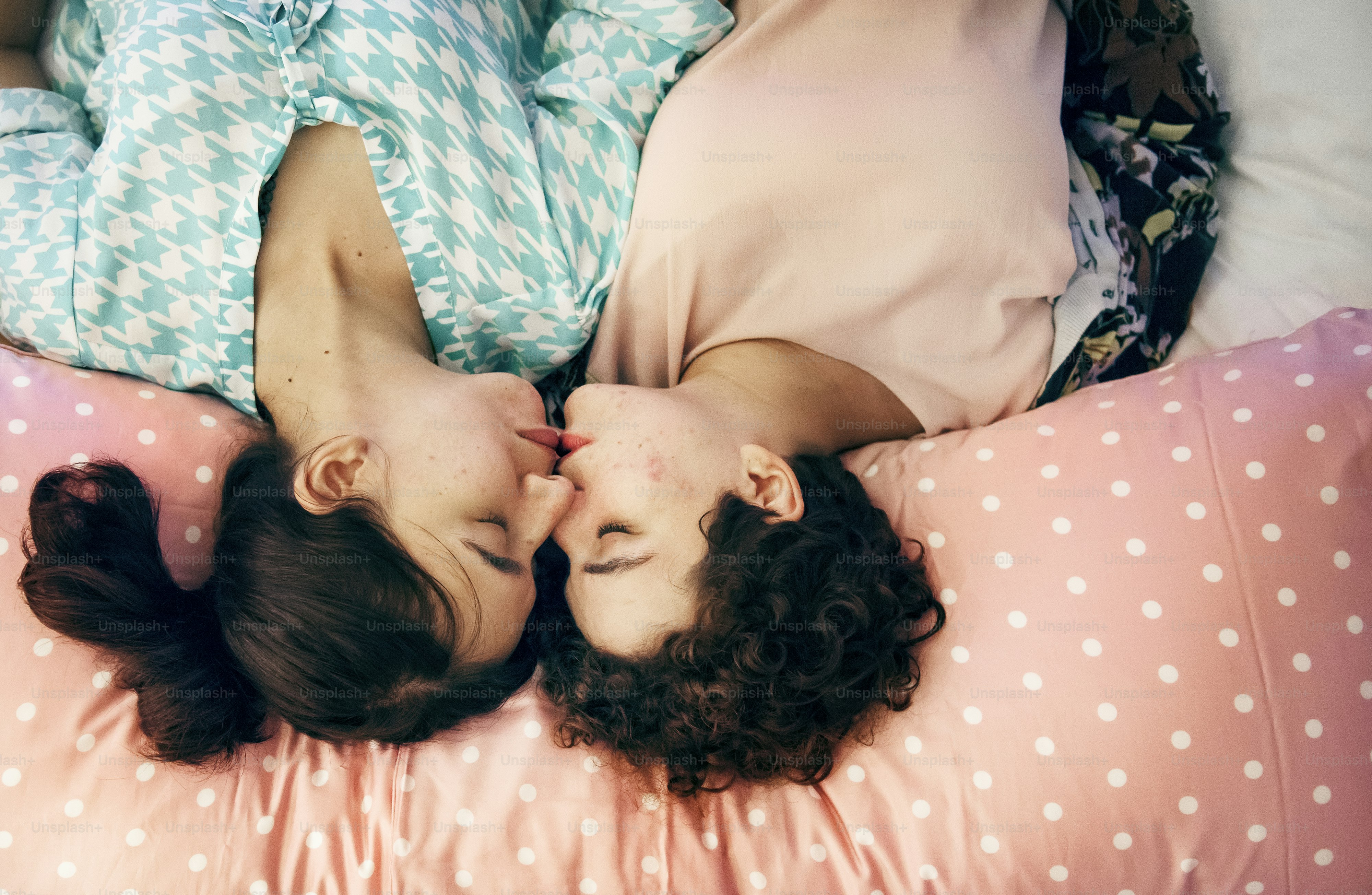 Pasangan lesbian tidur di tempat tidur bersama