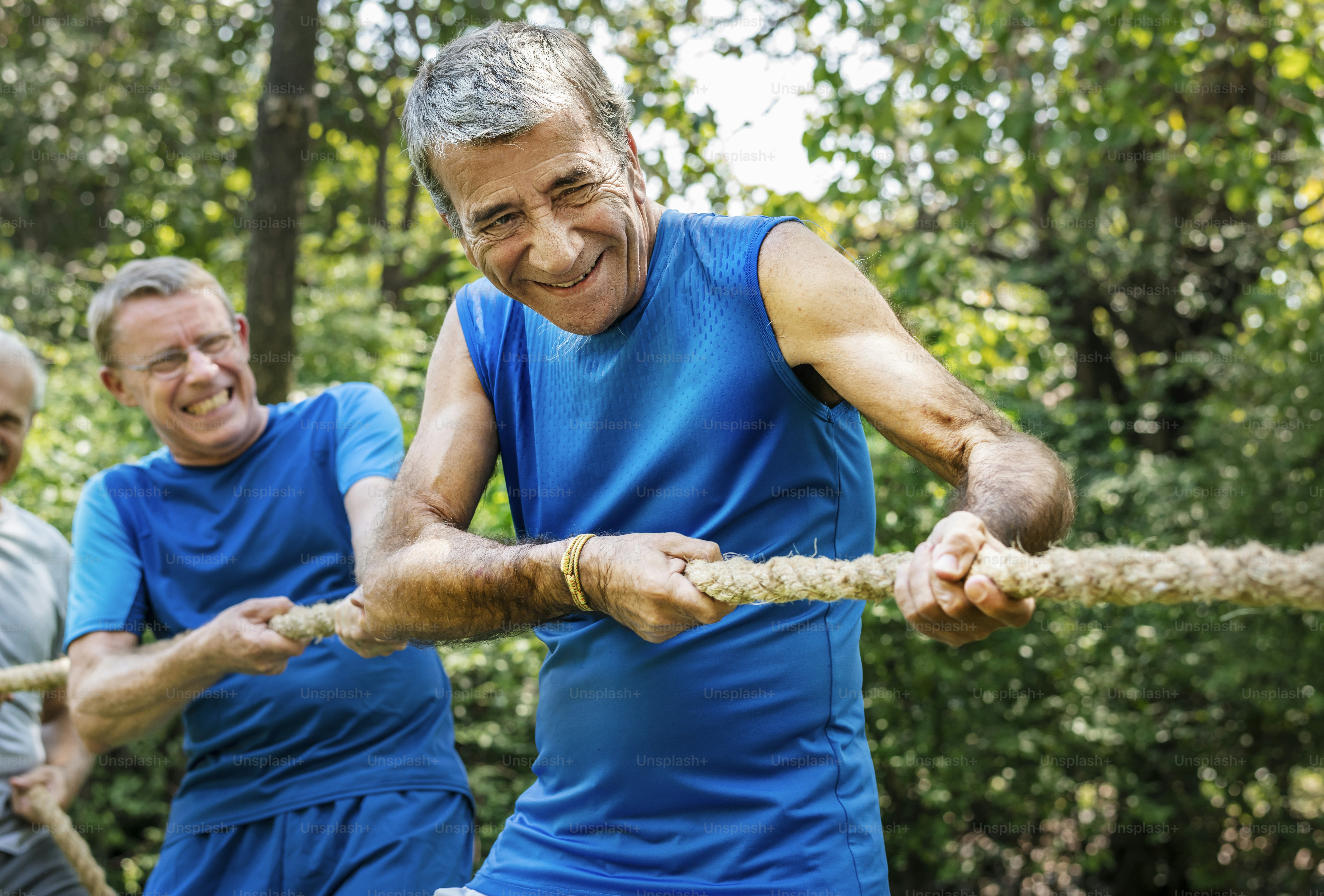 Persone mature in lotta alla fune