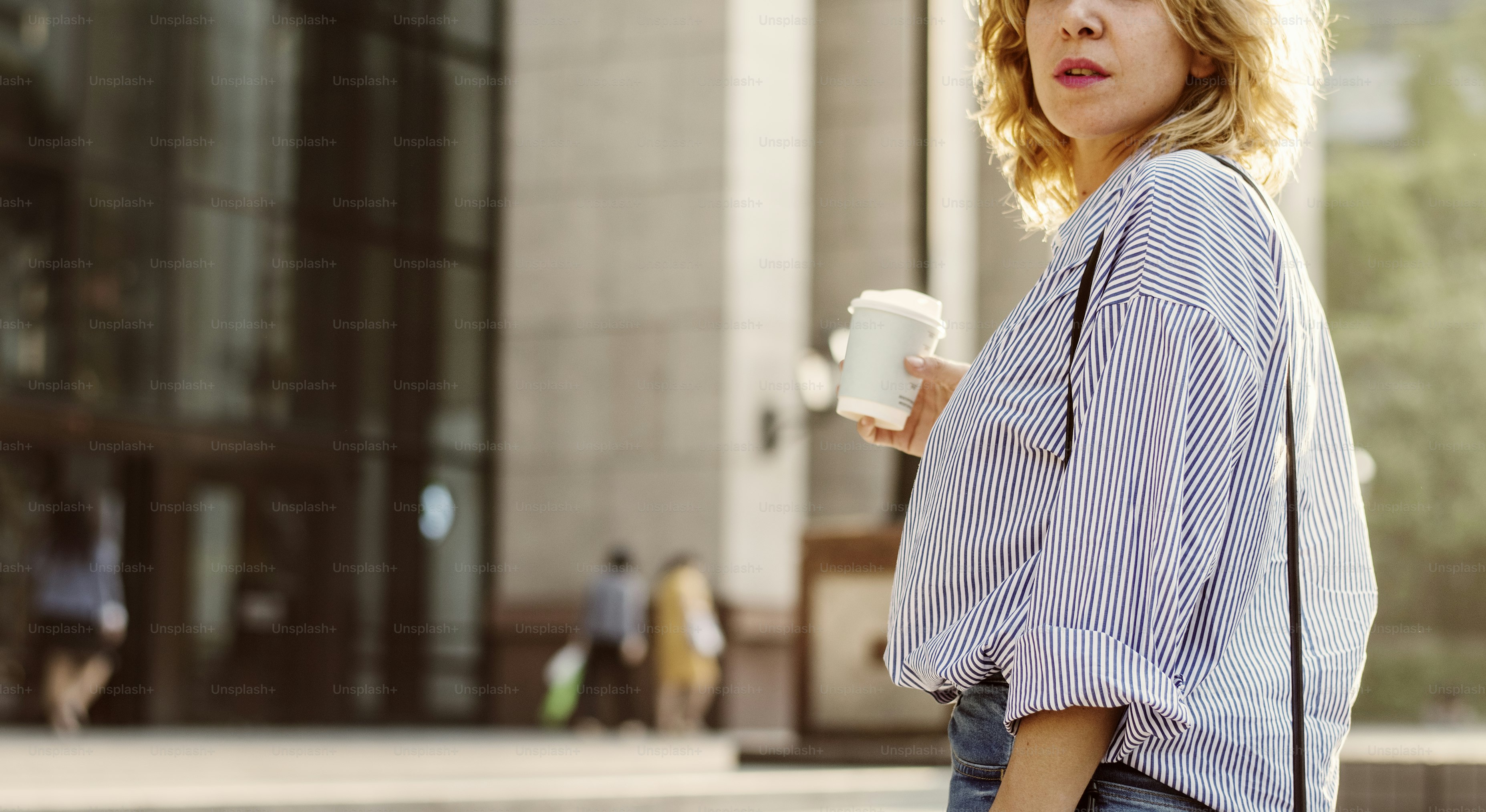 Closeup wanita dengan kopi yang dibawa pulang