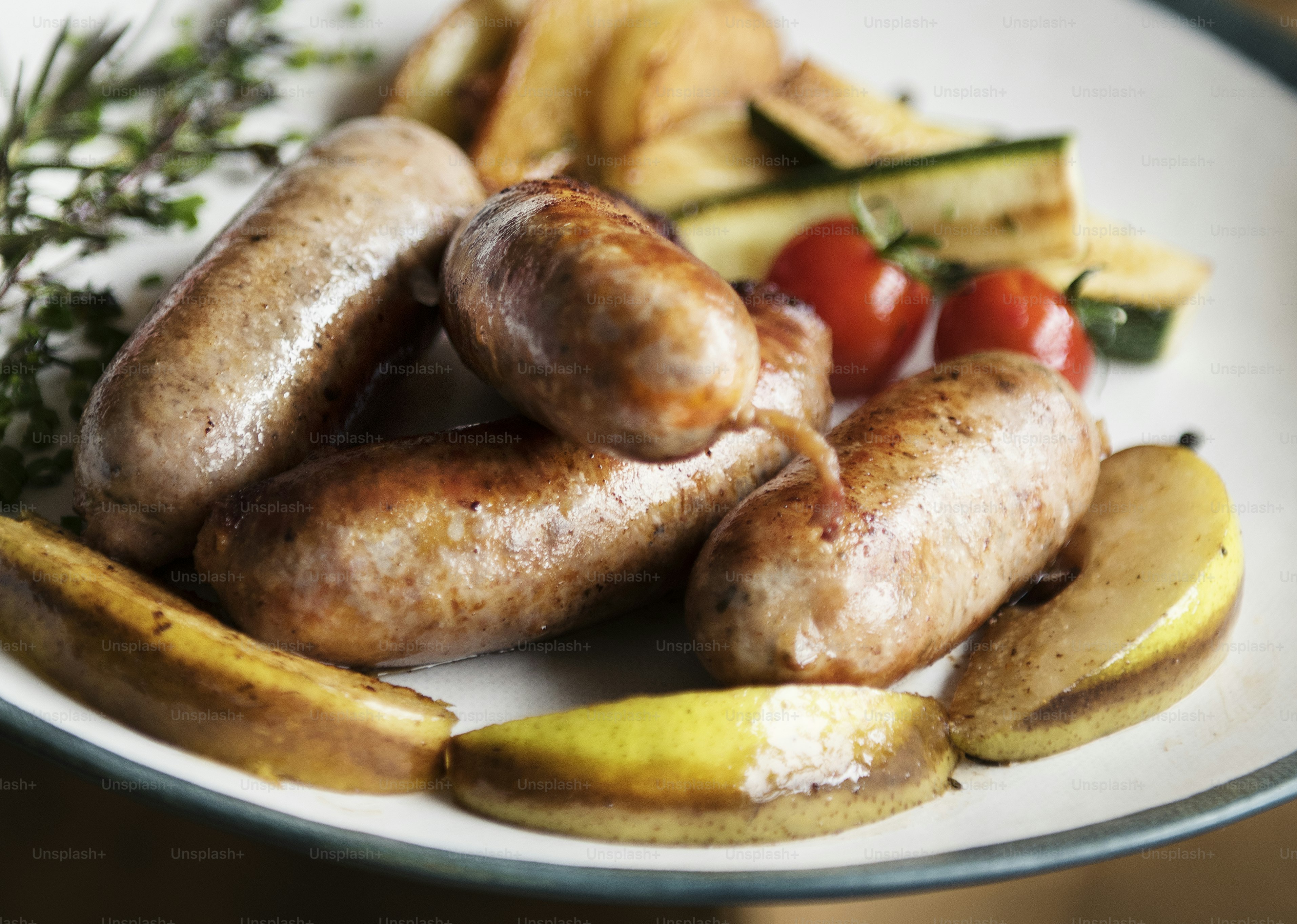 Idée de photographie alimentaire avec des saucisses dans une assiette