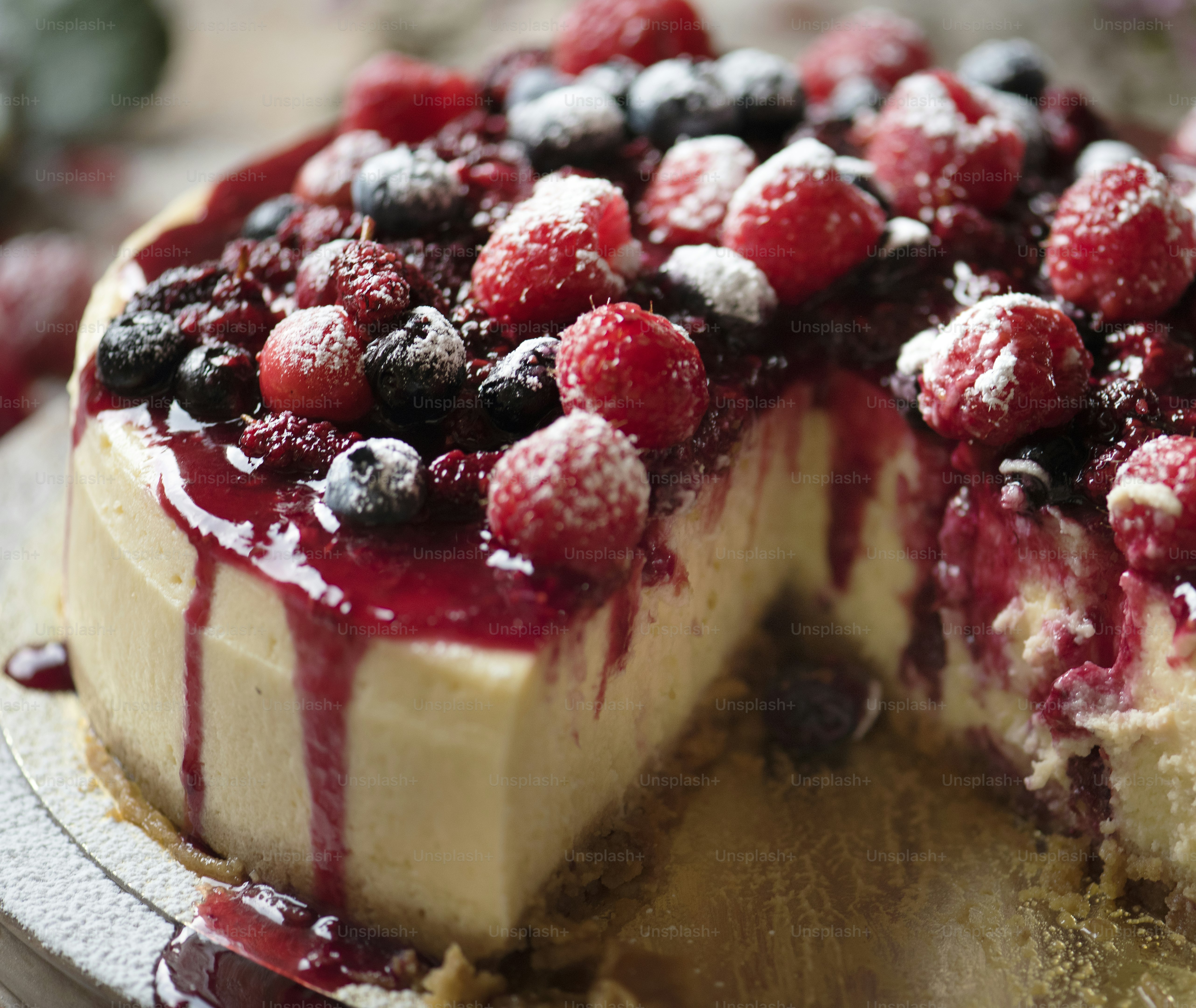 Idea de receta para fotografía de comida con tarta de queso con frutos rojos frescos