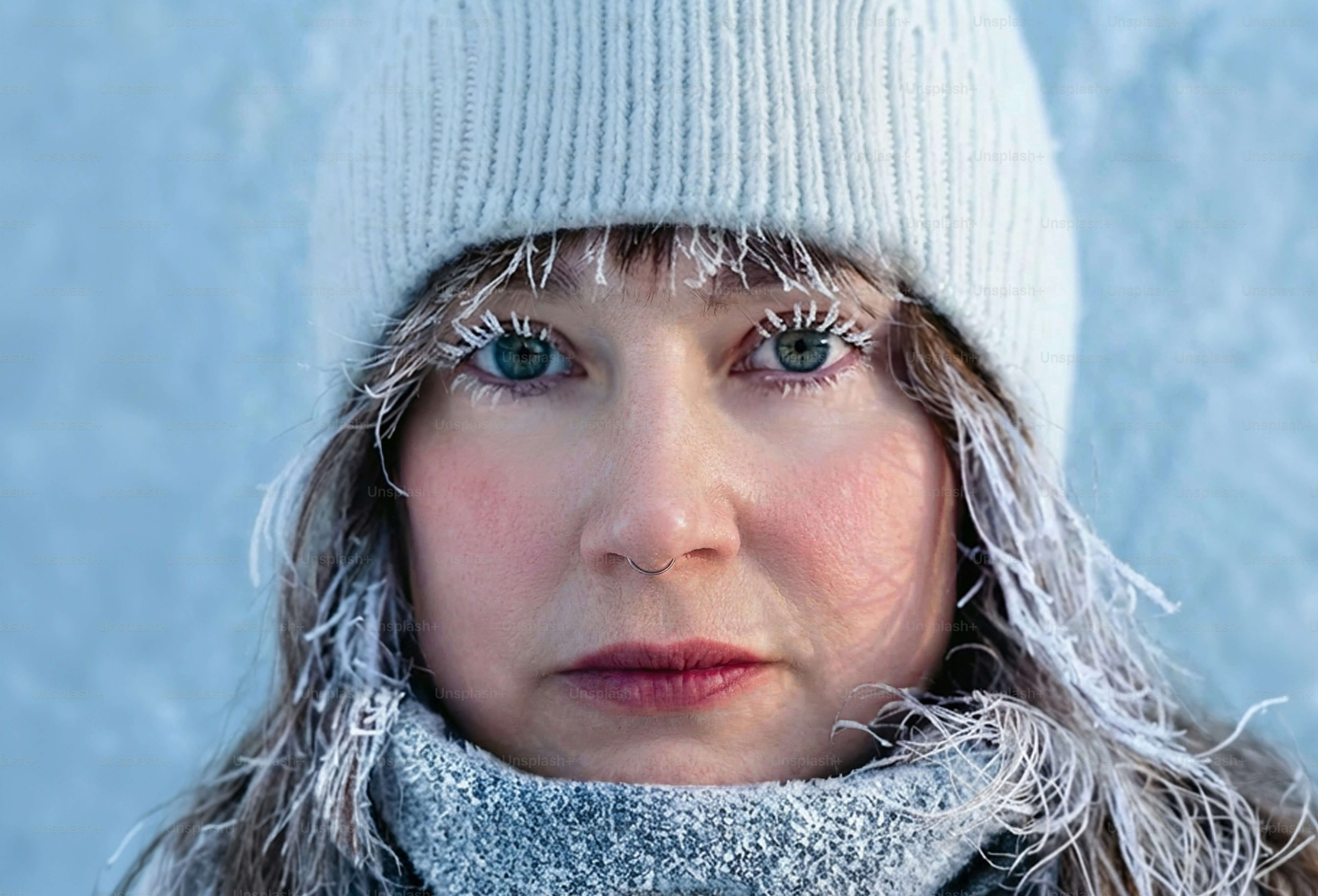 Donna con brina sulle ciglia nel freddo