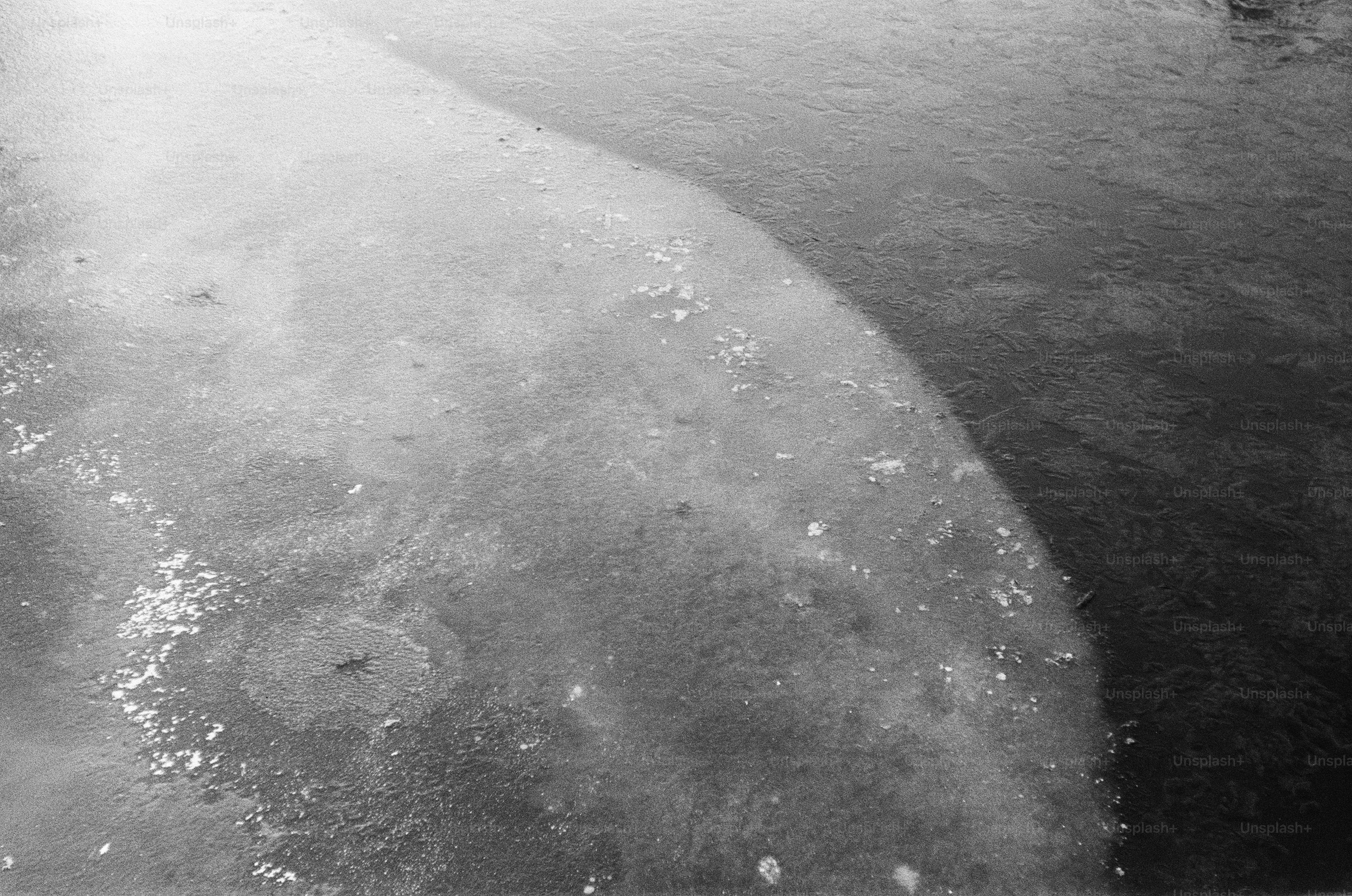 Gros plan de la formation de glace sur un plan d’eau