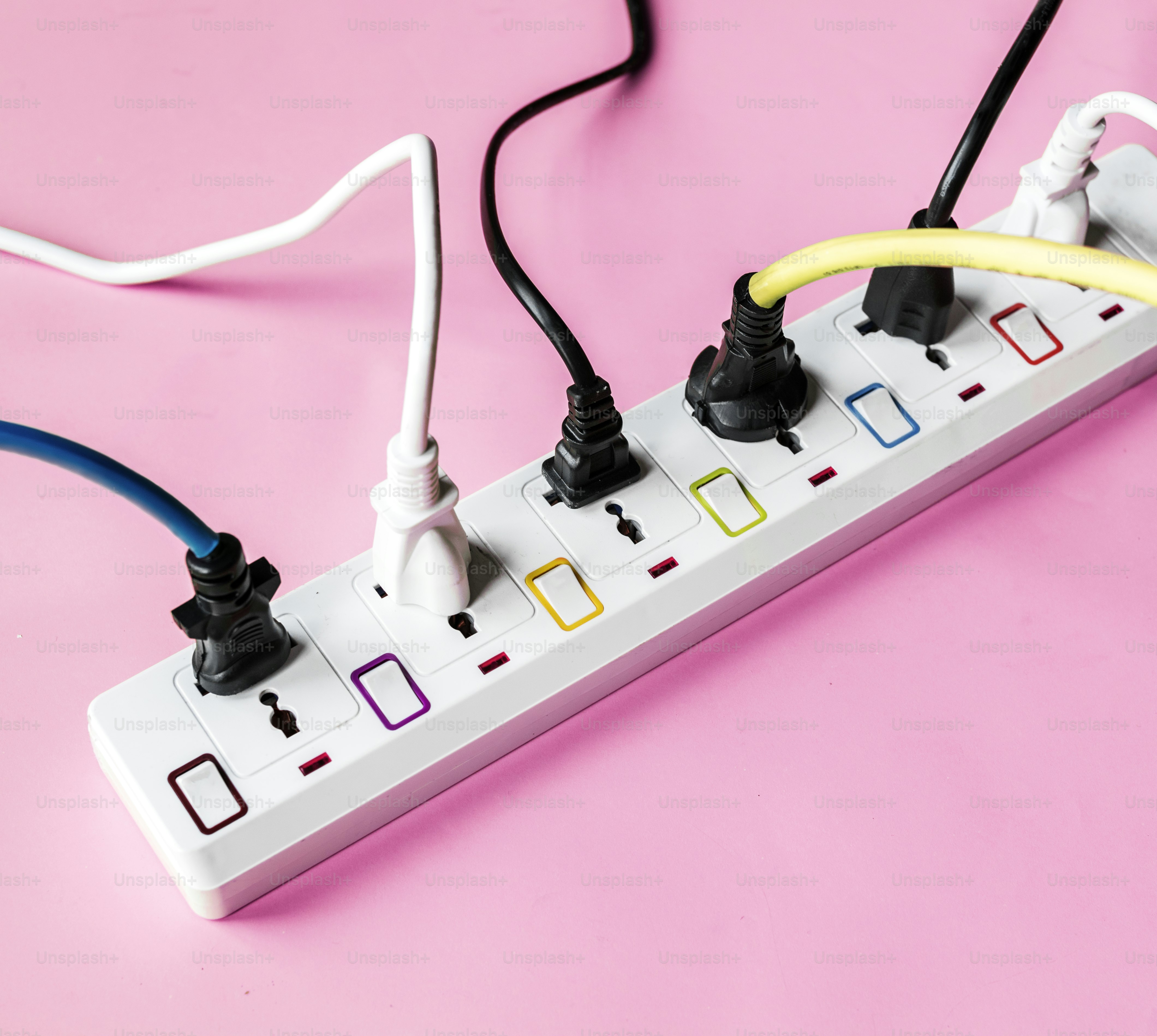 Tomadas de alimentação elétrica sobre fundo azul