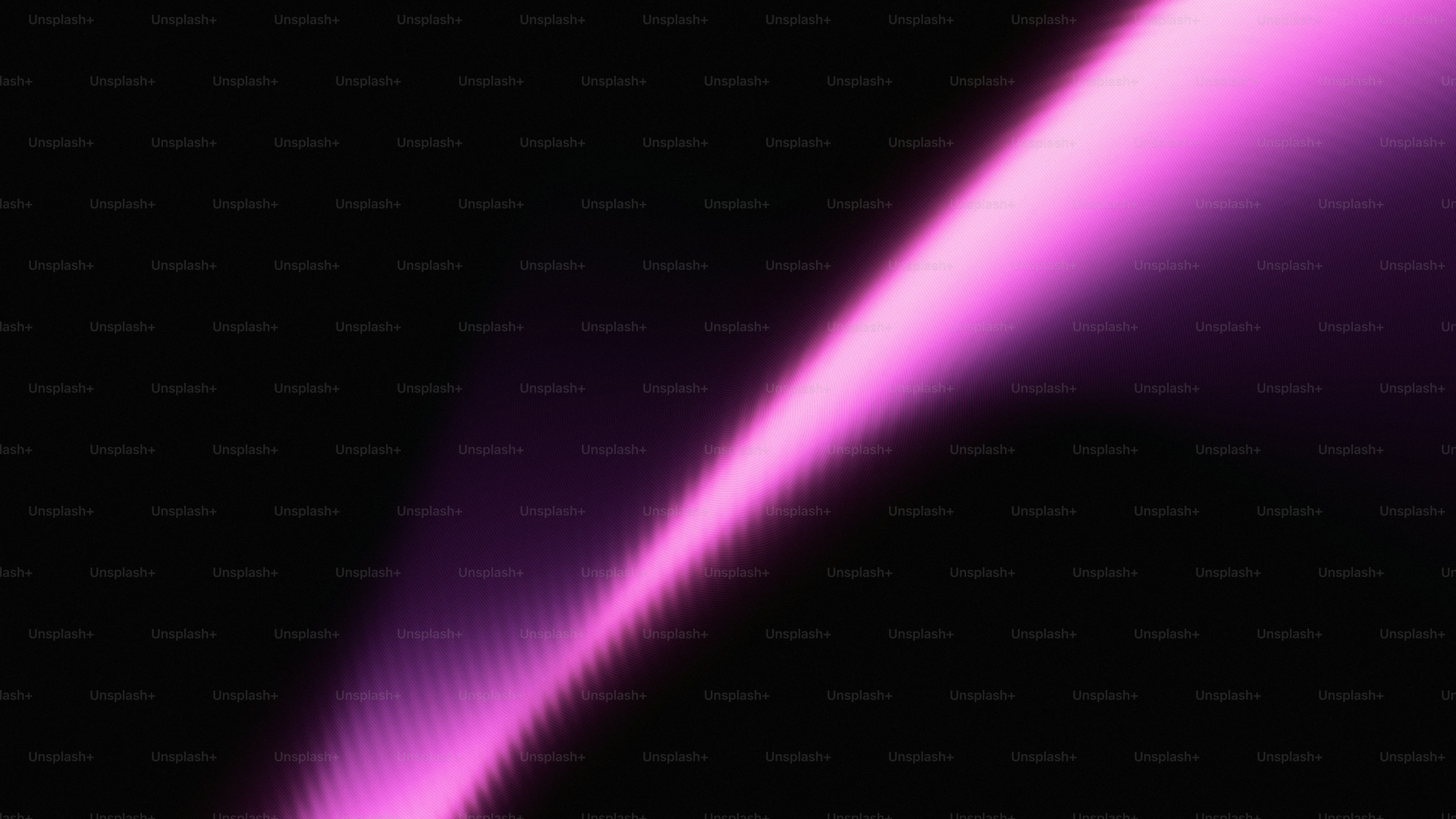 Una striscia luminosa rosa su sfondo nero