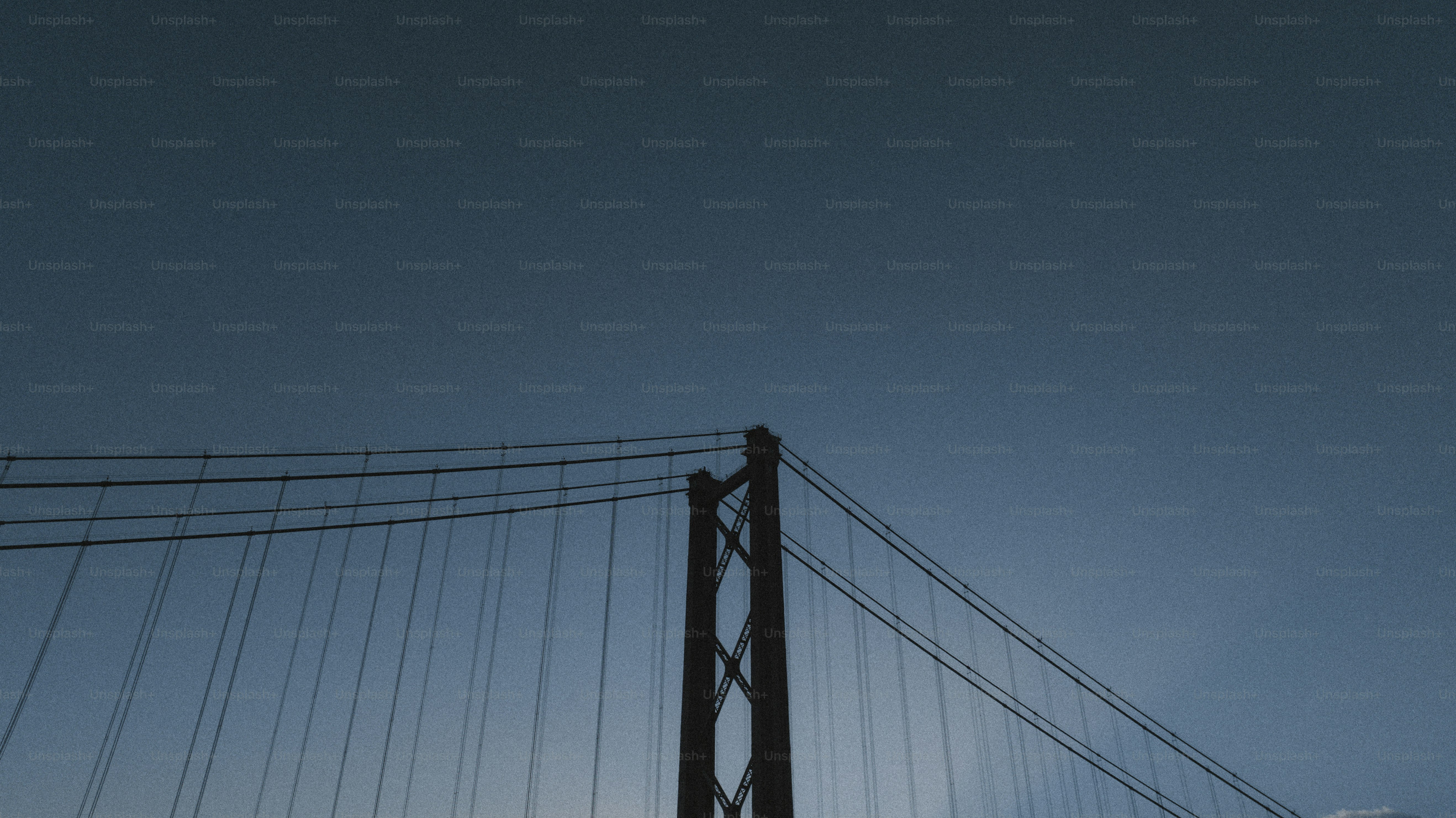 Una torre de puente contra un cielo azul claro.