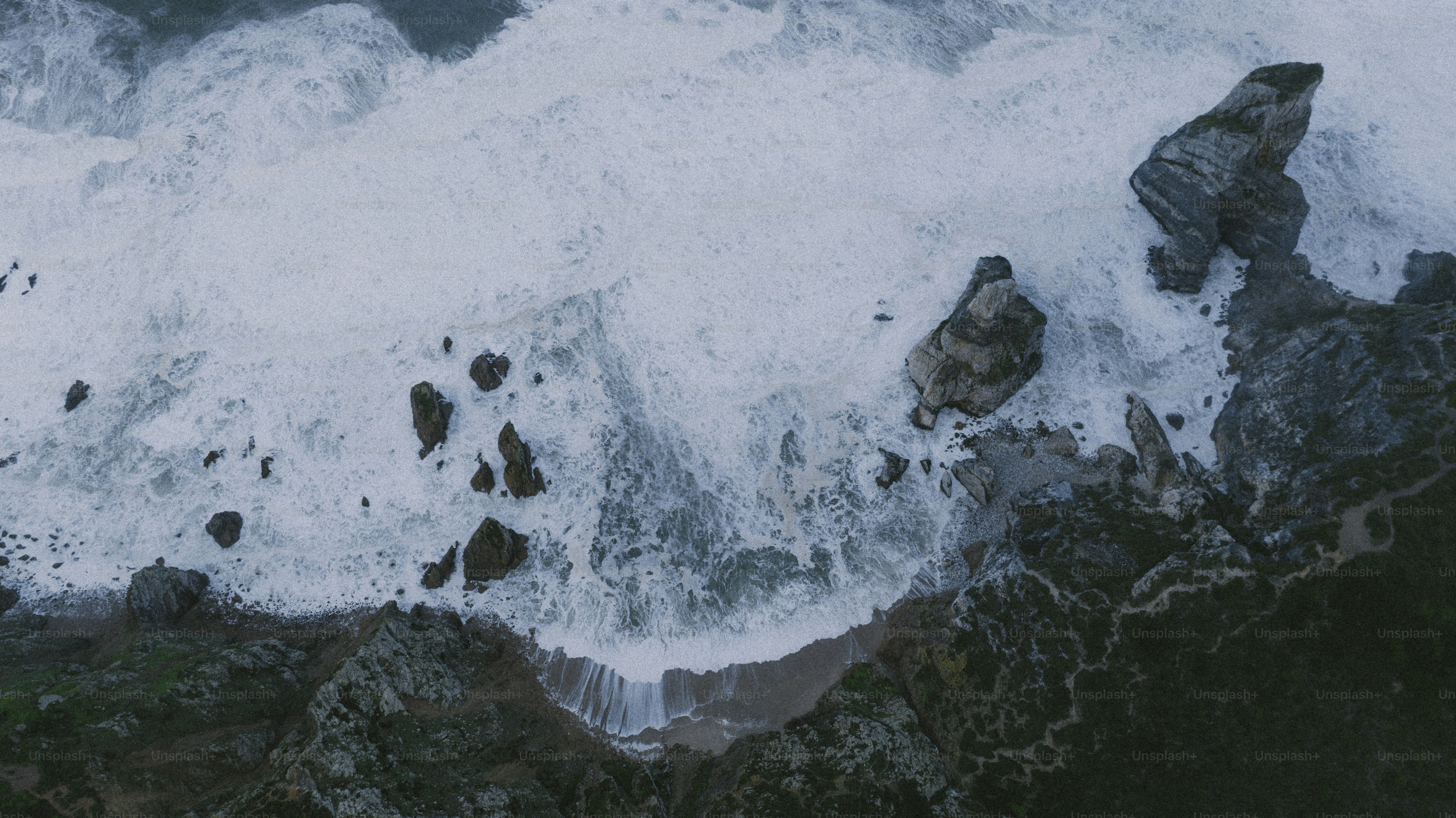 岩だらけの海岸線に打ち寄せる波の音