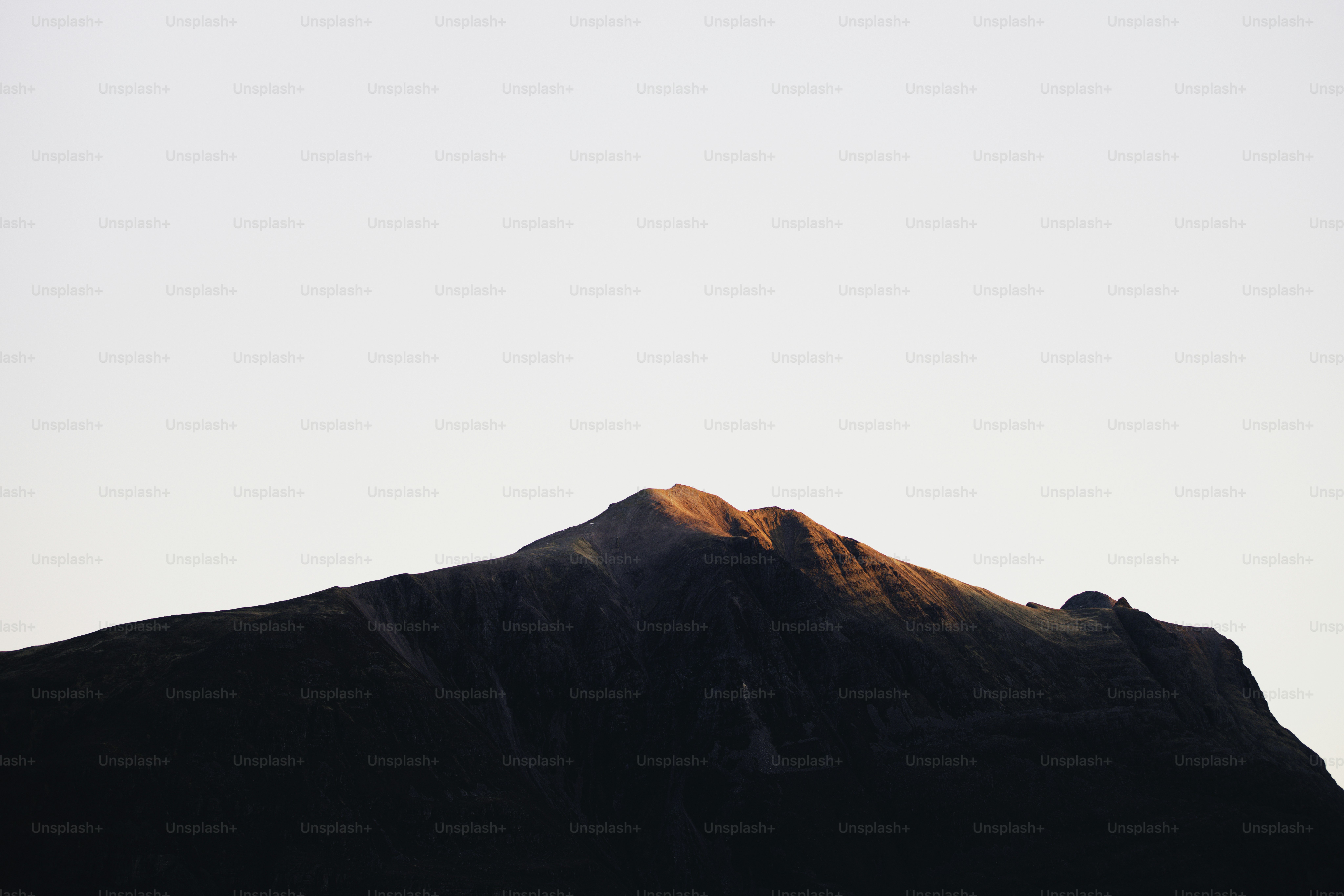 Una cima di montagna illuminata dal sole al tramonto