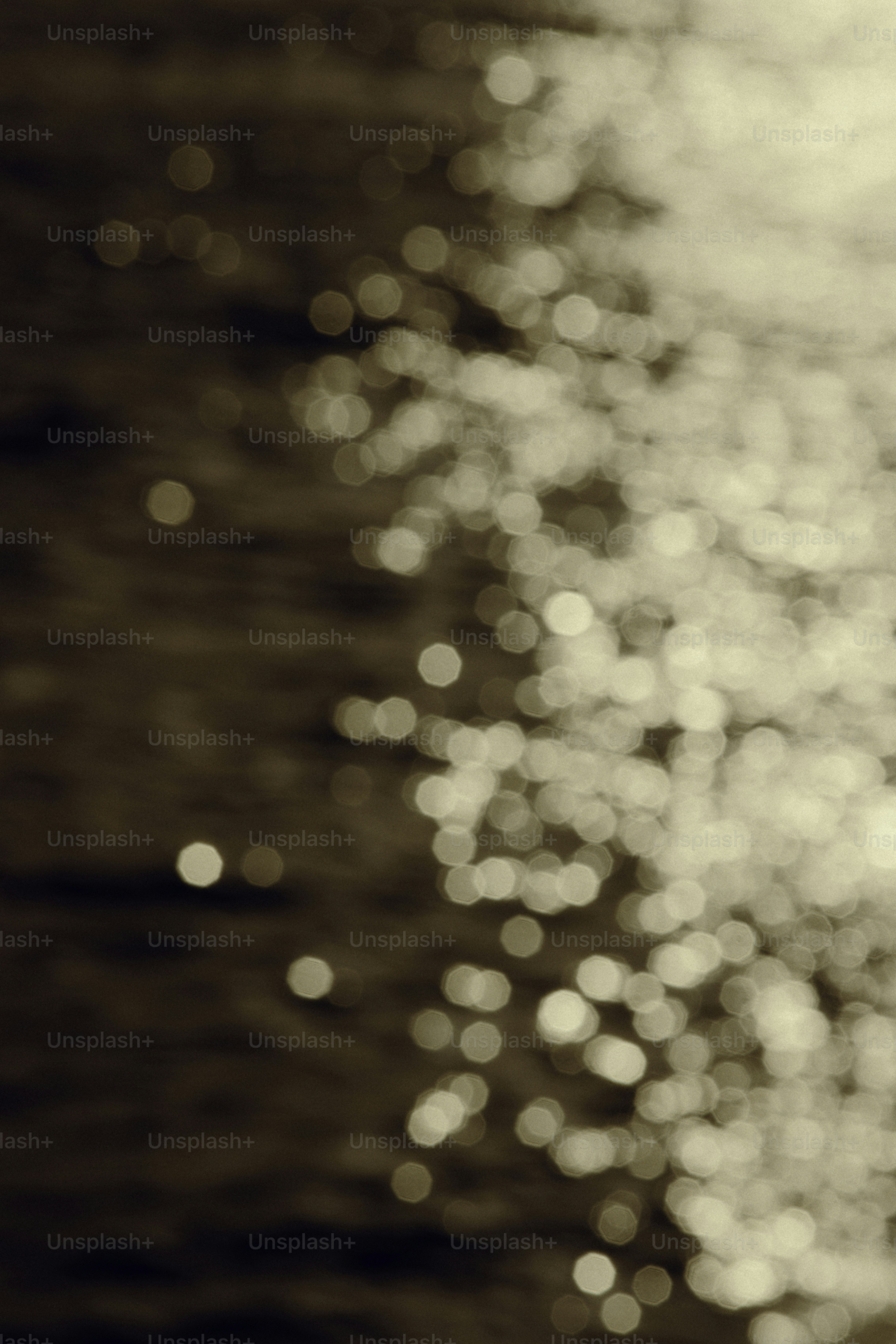Bokeh-Lichter an der dunklen Wasseroberfläche