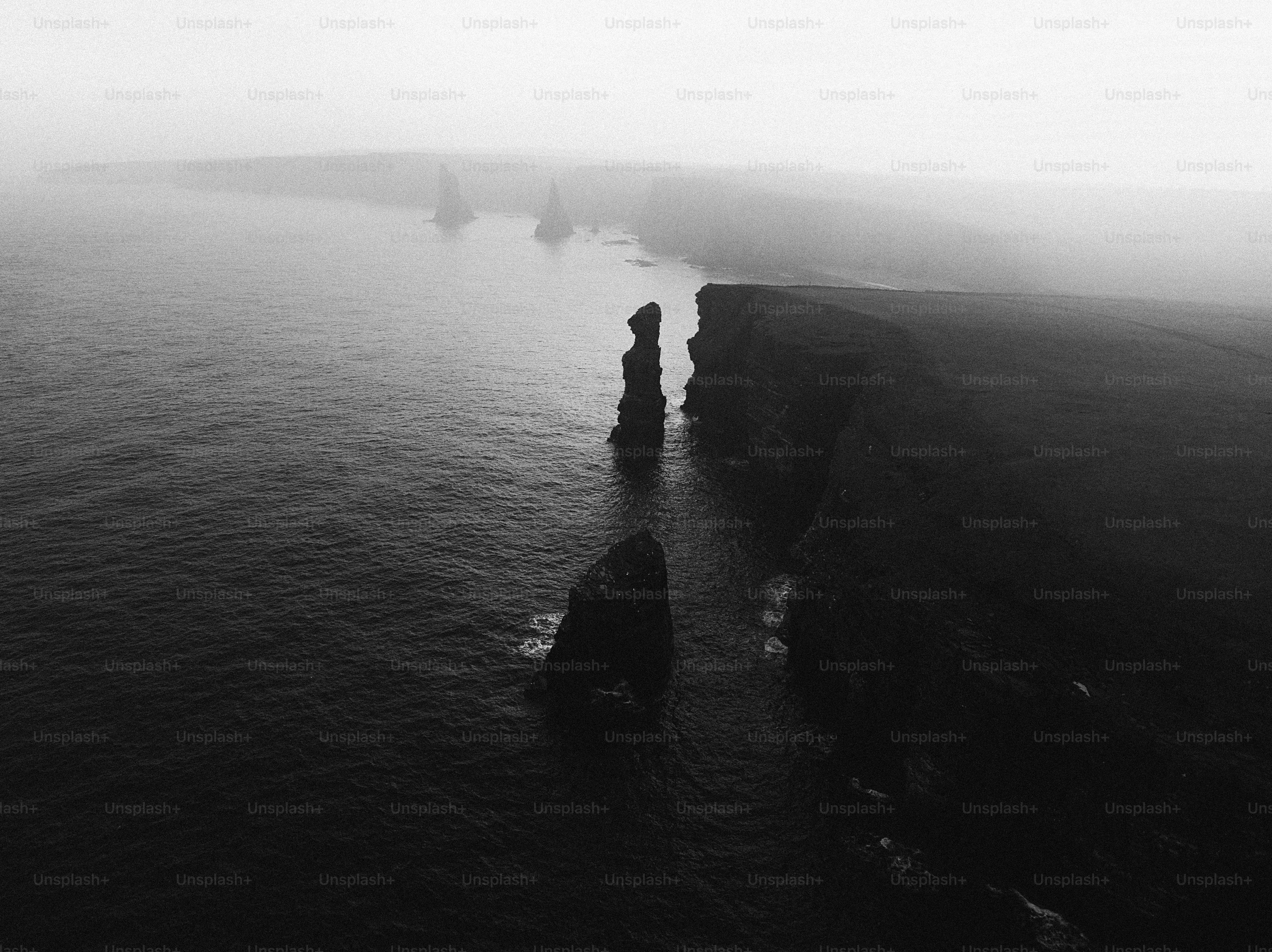 Neblige Klippen und Meeresstapel an einem nebligen Tag.